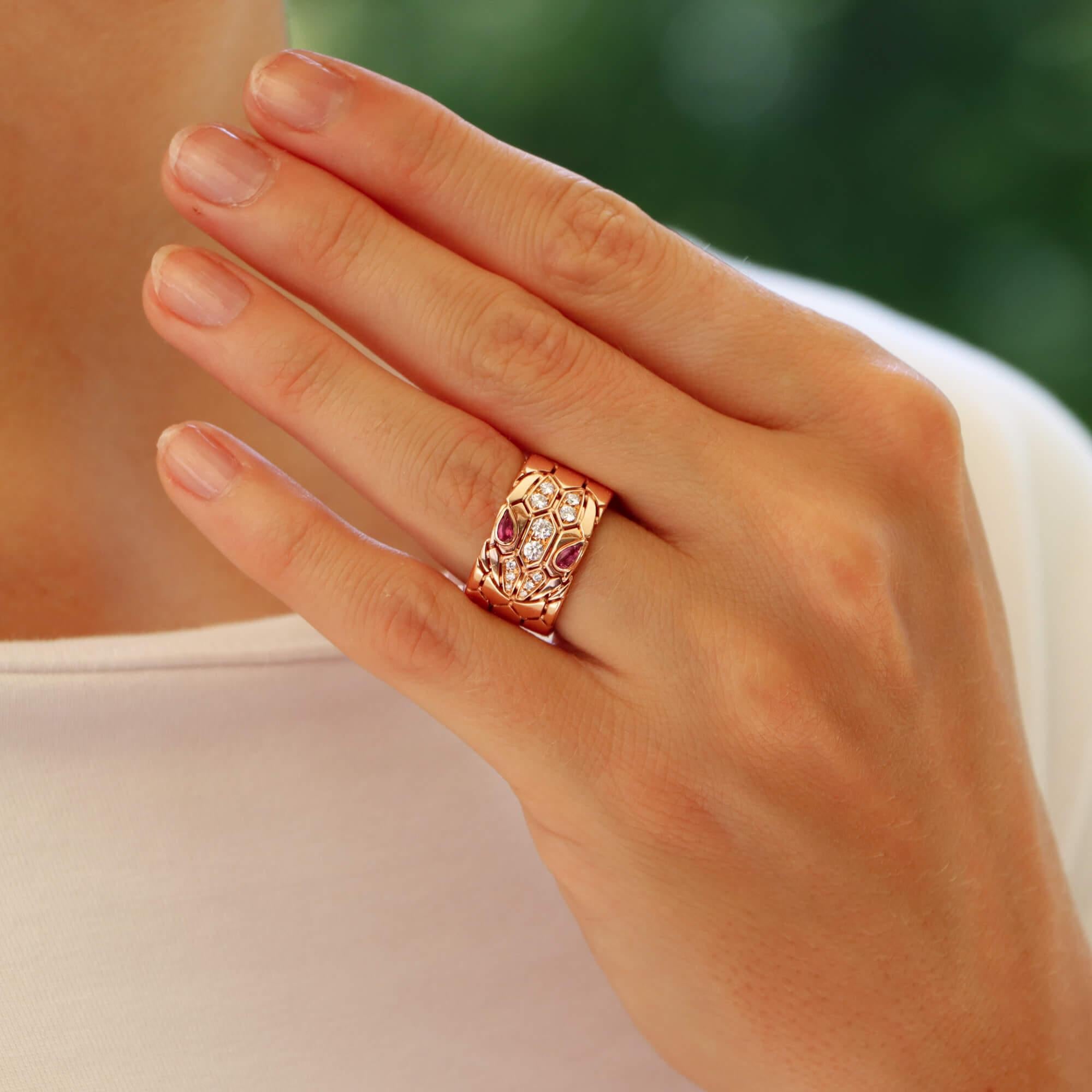 Bvlgari Serpenti 'Seduttori' est une bague iconique en or rose 18 carats.

Issue de la collection Serpenti Seduttori, aujourd'hui abandonnée, cette bague représente le célèbre motif du serpent de Bulgari, qui s'enroule élégamment autour du doigt en