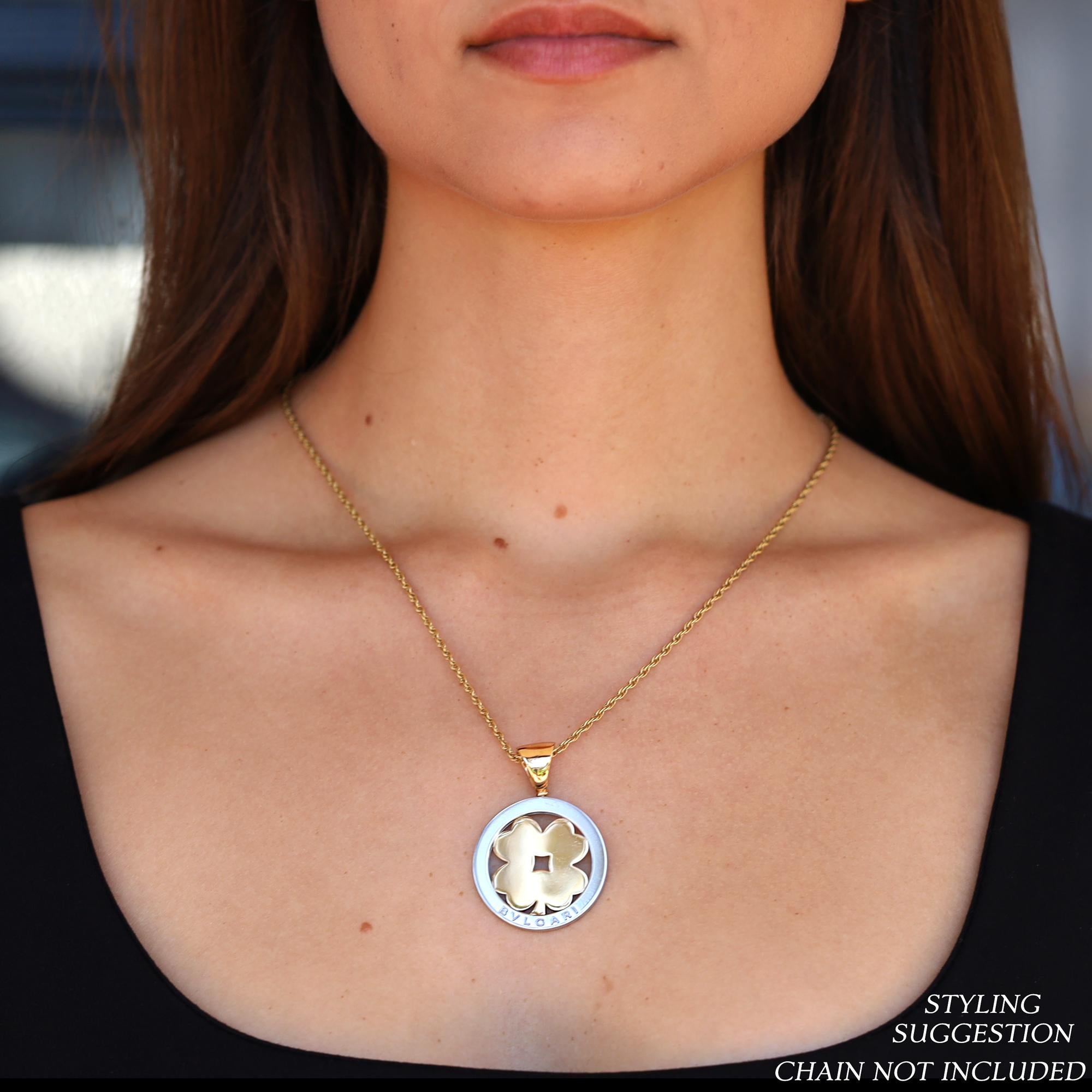 Ce pendentif Bulgari Tondo vintage portera toujours chance à celle qui le porte. Le trèfle central à quatre feuilles en or jaune 18 carats est entouré d'une élégante monture en acier inoxydable gravée Bvlgari à sa base. La large boucle s'adapte à