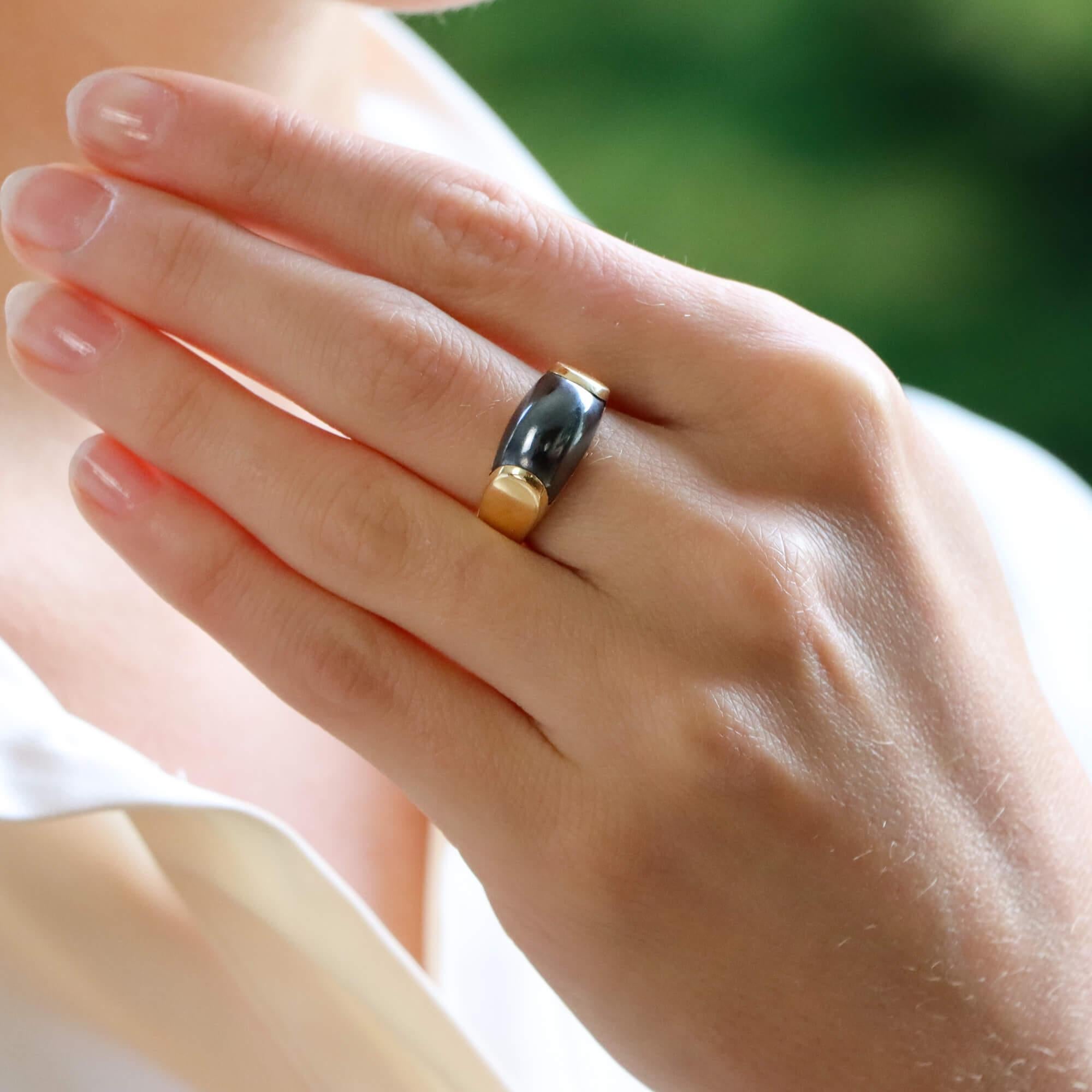 Une bague bombe vintage Bvlgari 'Tronchetto' incroyablement élégante en or jaune 18k.

Issue d'une collection désormais discontinuée, cette bague est composée d'un motif de bombe, serti au sommet d'une pièce sculptée d'hématite métallique.  

En