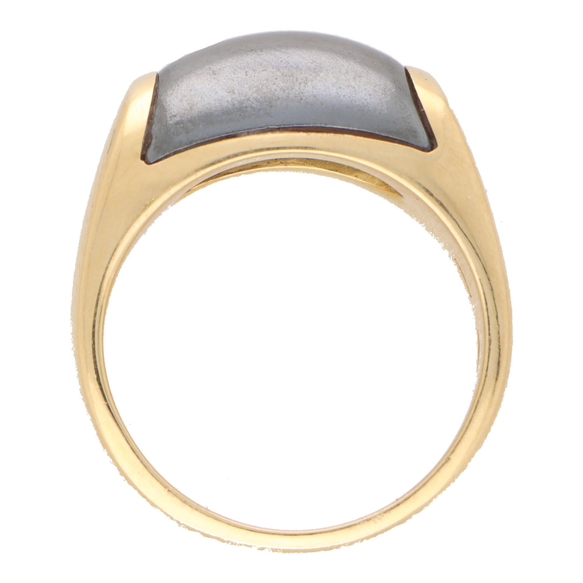 Moderne Bvlgari Bague vintage bombée Tronchetto en or jaune 18 carats sertie d'hématite