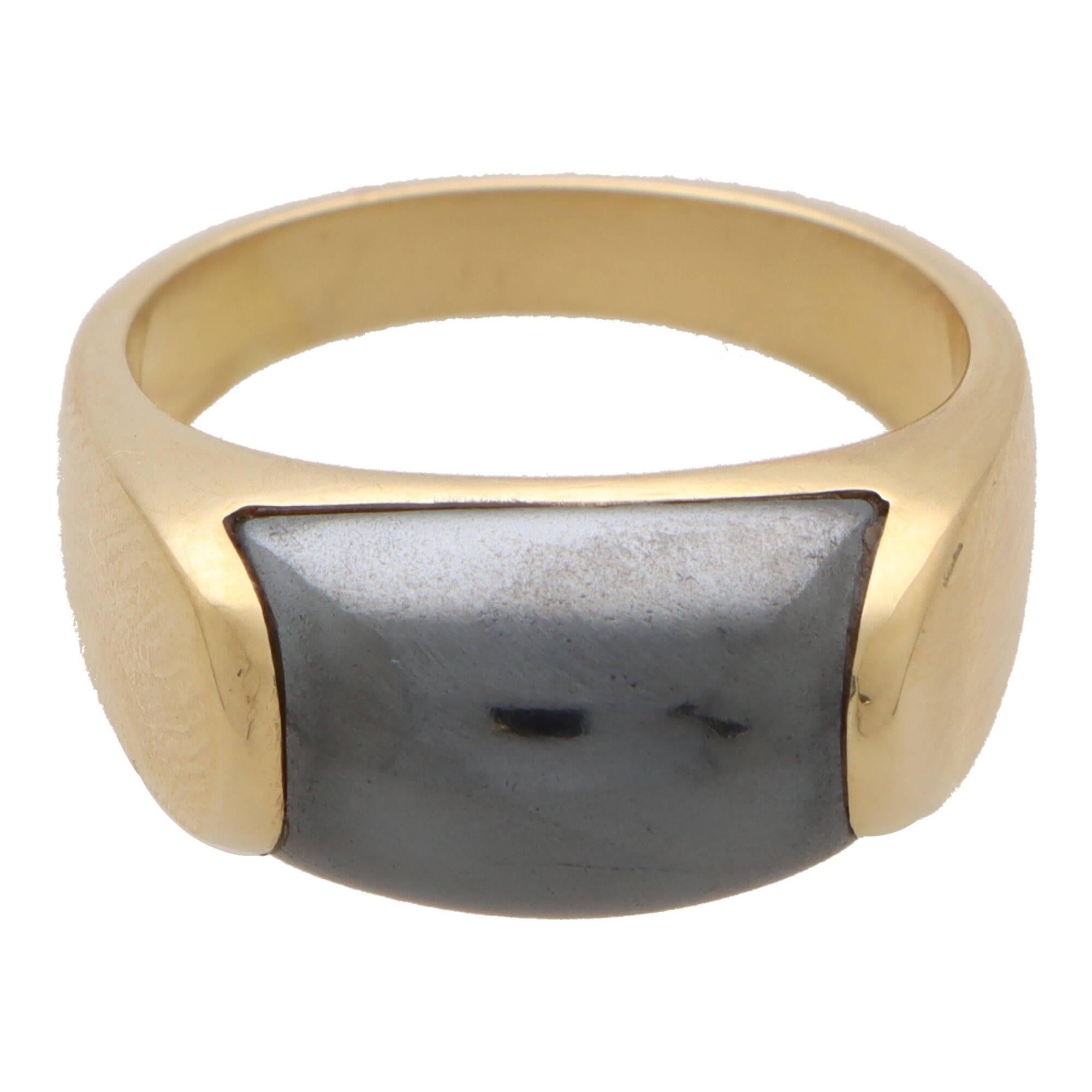 Taille cabochon Bvlgari Bague vintage bombée Tronchetto en or jaune 18 carats sertie d'hématite