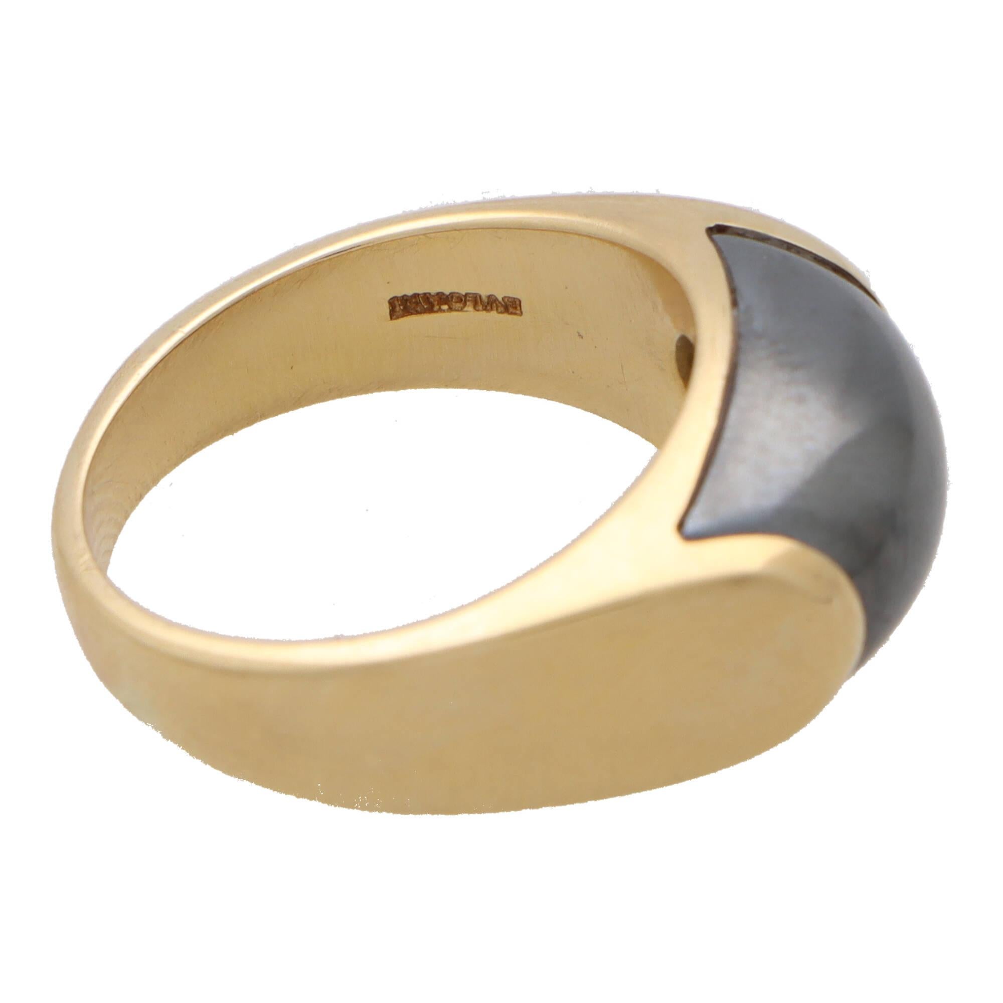 Bvlgari Bague vintage bombée Tronchetto en or jaune 18 carats sertie d'hématite Excellent état à London, GB