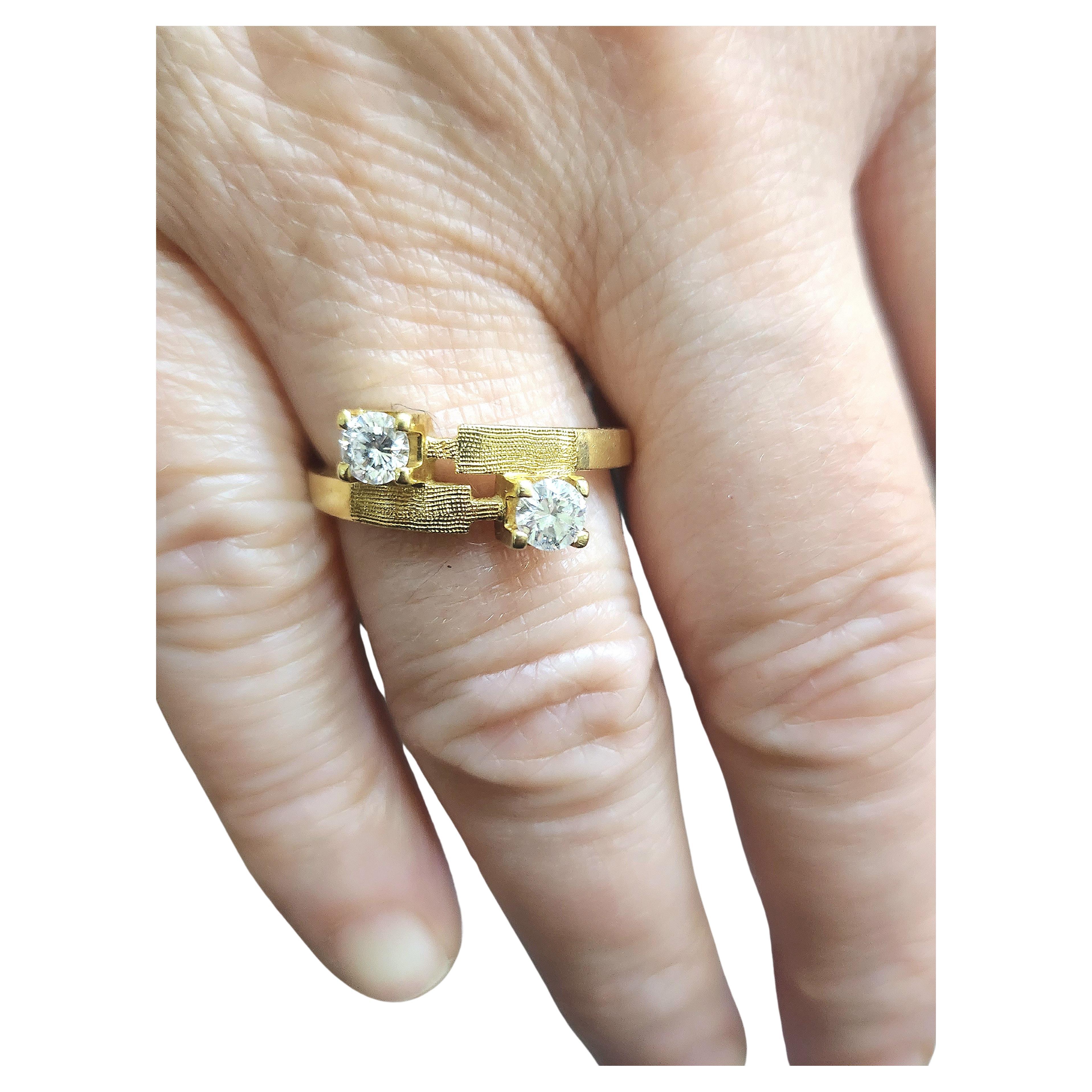 Vintage ByPass Brilliant Cut Diamond Gold Ring In Good Condition For Sale In Cairo, EG