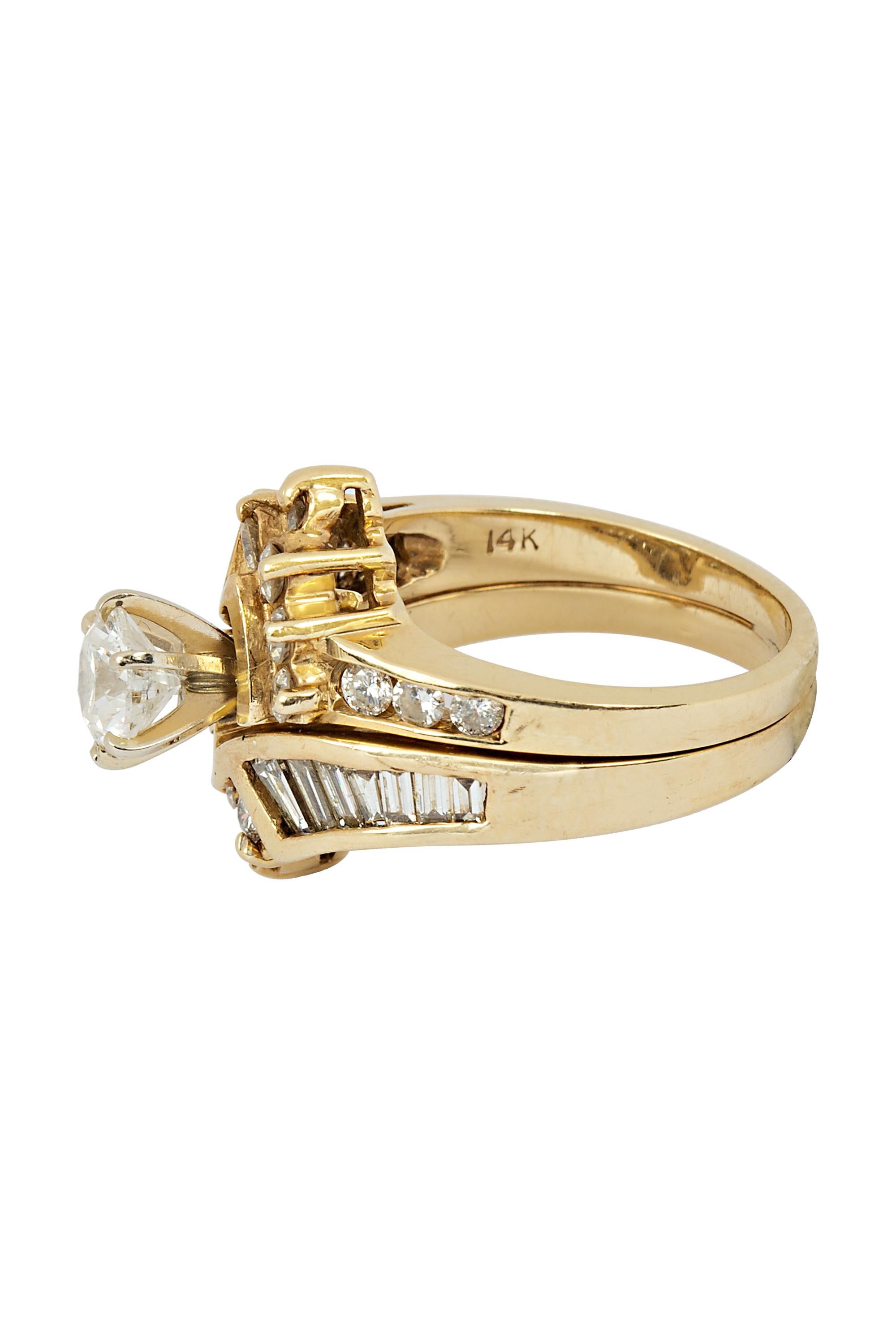 In der Mitte dieses unverwechselbaren Rings funkelt ein runder Brillant mit einem Gewicht von ca. 0::80 Karat in G-H SI-Qualität aus zwei Clustern runder Brillanten:: die durch abwechselnde Schultern mit schlanken runden und baguetteschliffenen