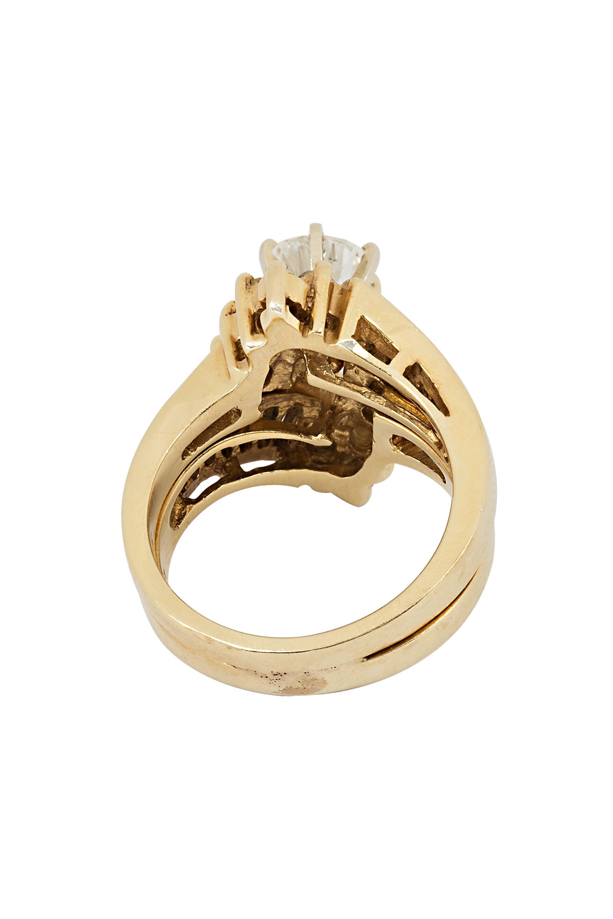 Vintage Bypass Cluster Diamant und 14 Karat Gelbgold Ring im Zustand „Gut“ in beverly hills, CA