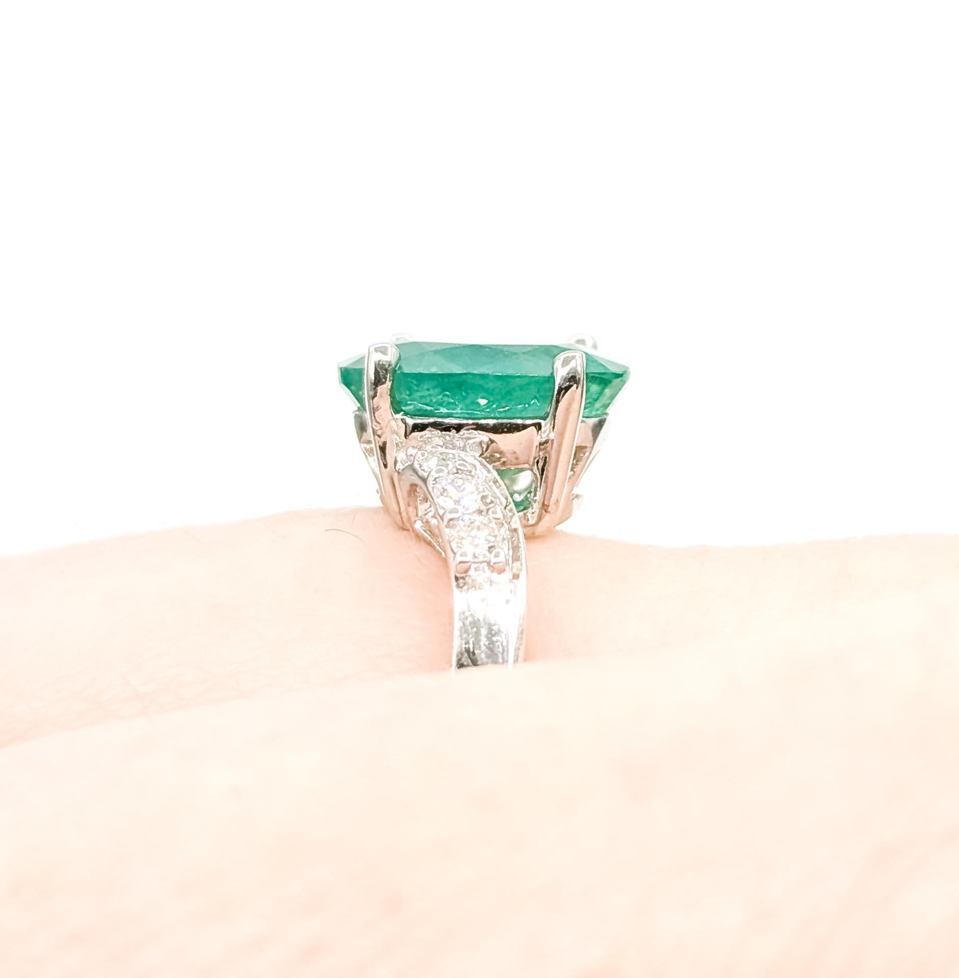 Vintage Bypass Smaragd & Diamant Ring in 18k (Ovalschliff) im Angebot