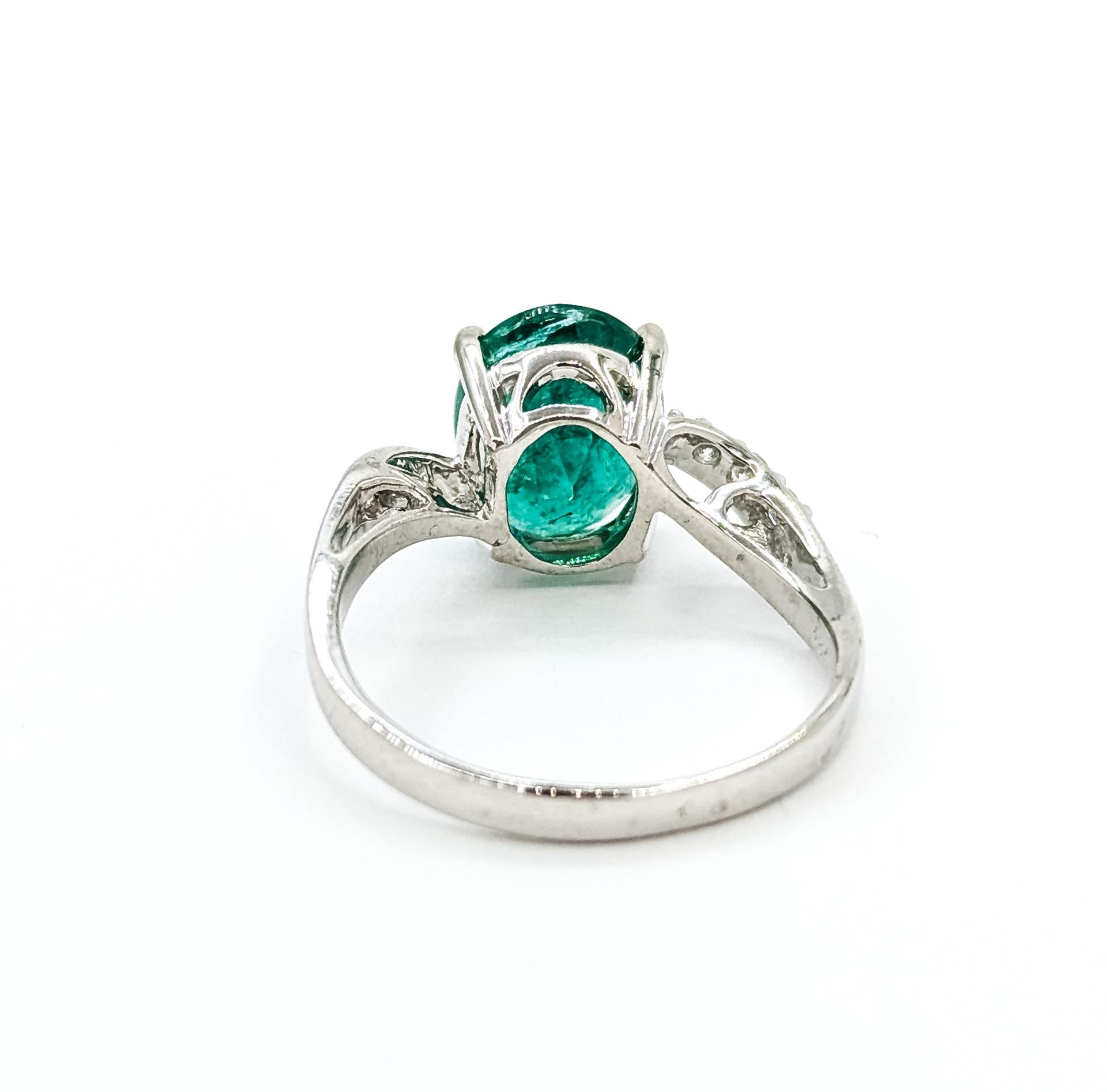 Vintage Bypass Smaragd & Diamant Ring in 18k im Angebot 1