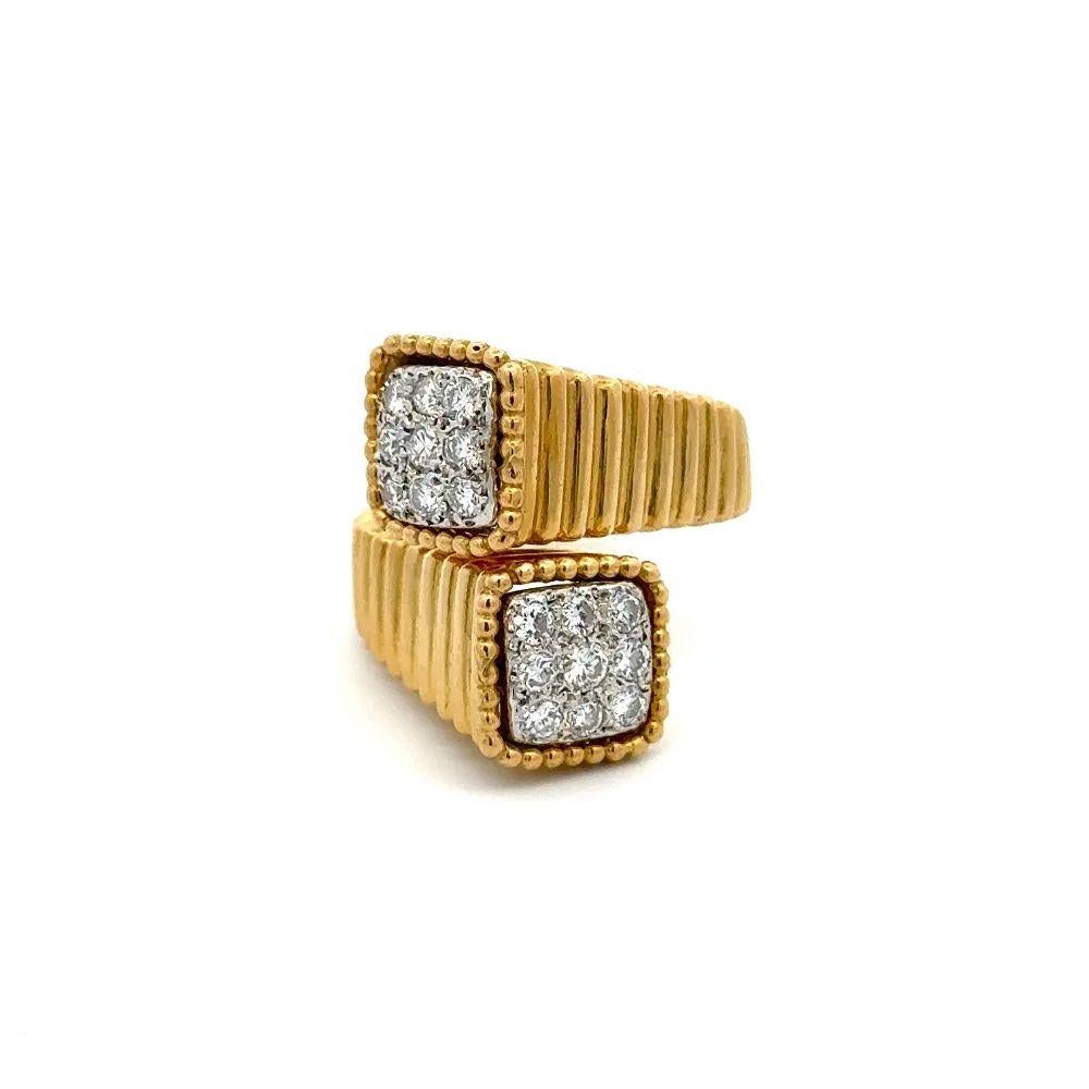 Einfach schön! Fein gearbeiteter, kannelierter RBC-Diamant-Pave-Quadrat-Ring 'Toi et Moi' aus Gold. Von Hand gefasste Diamanten im runden Brillantschliff mit einem Gewicht von ca. 0,90 tcw. Ungefähre Abmessungen: 0,80