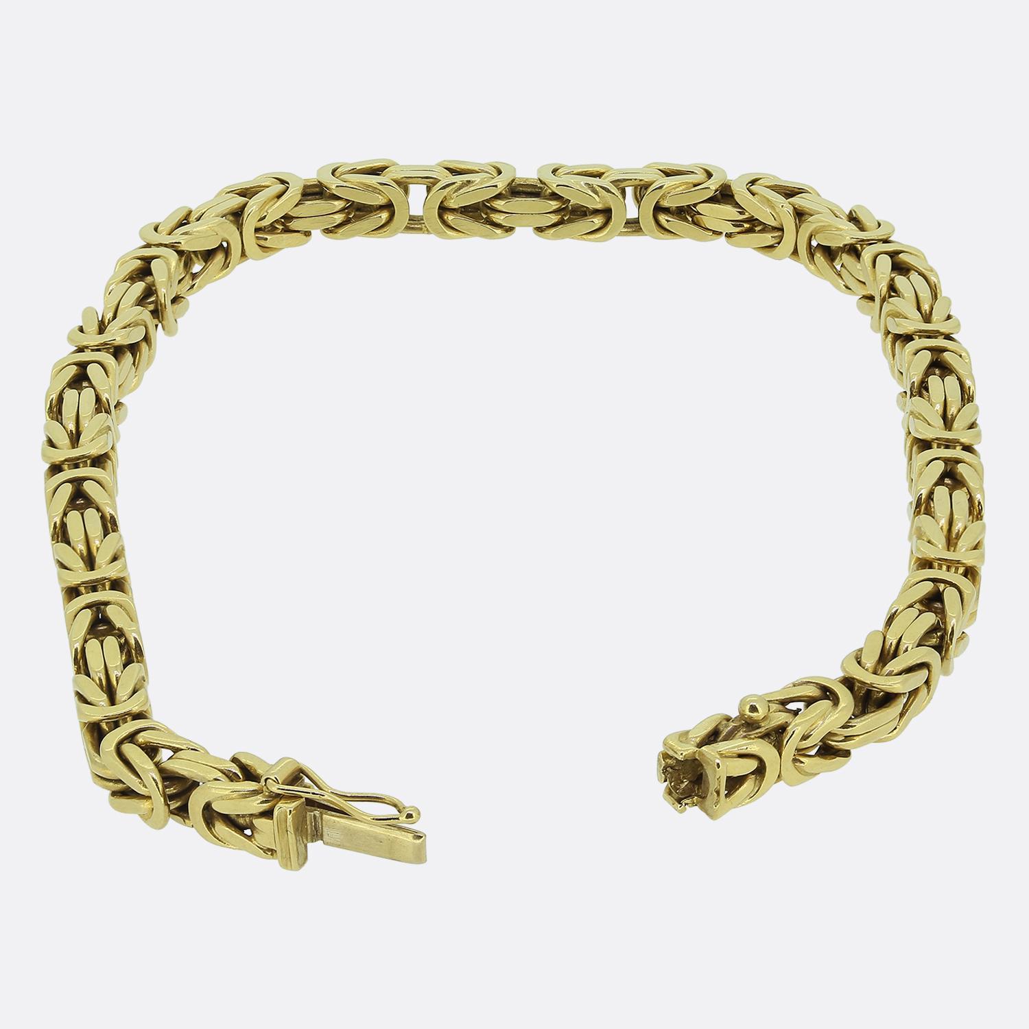 Nous vous proposons ici un bracelet byzantin remarquable en or jaune 14ct. Cette pièce vintage présente un design tissé complexe, mettant en valeur une série de maillons lisses qui s'emboîtent les uns dans les autres pour créer une apparence