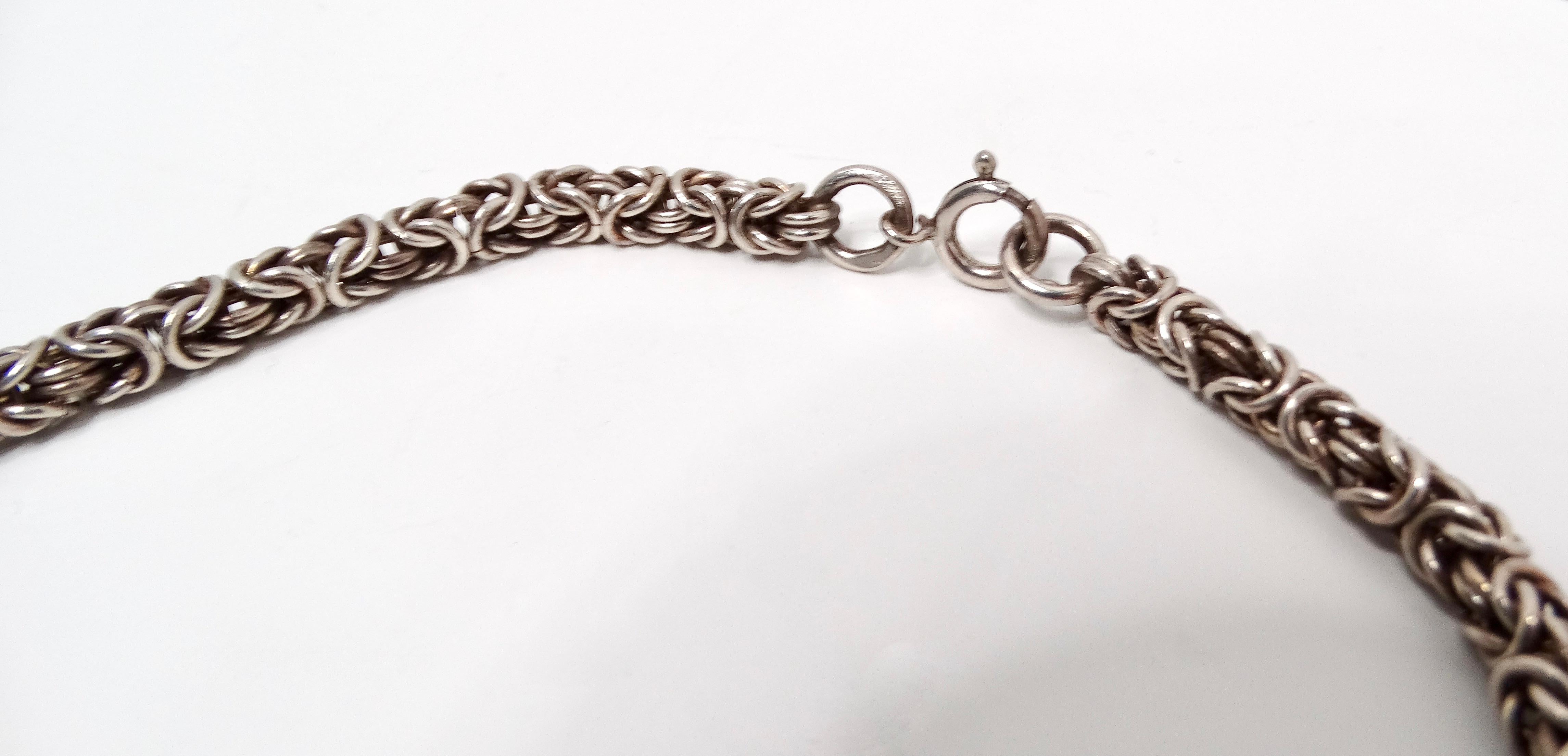 La collana Vintage Byzantine 925 in argento massiccio con catena a corda emana un'eleganza e una raffinatezza senza tempo, che la rendono un accessorio fondamentale per gli appassionati di moda. Realizzata in argento sterling di alta qualità, questa