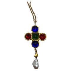 Pendentif croix vintage de style byzantin Yves Saint Laurent avec cabochons, années 1980