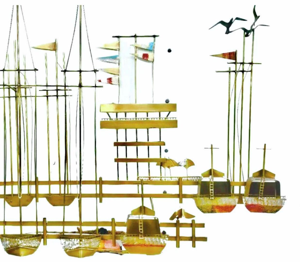 Vintage C. Jere Barcos de vela amarrados en un muelle del puerto, Náutica, Escultura de pared de metal y latón.  Firmado y fechado en 1984. 

Encantadora. Grande, intrincado, de latón,  pared focal serena  Escultura de veleros y botes de remos más