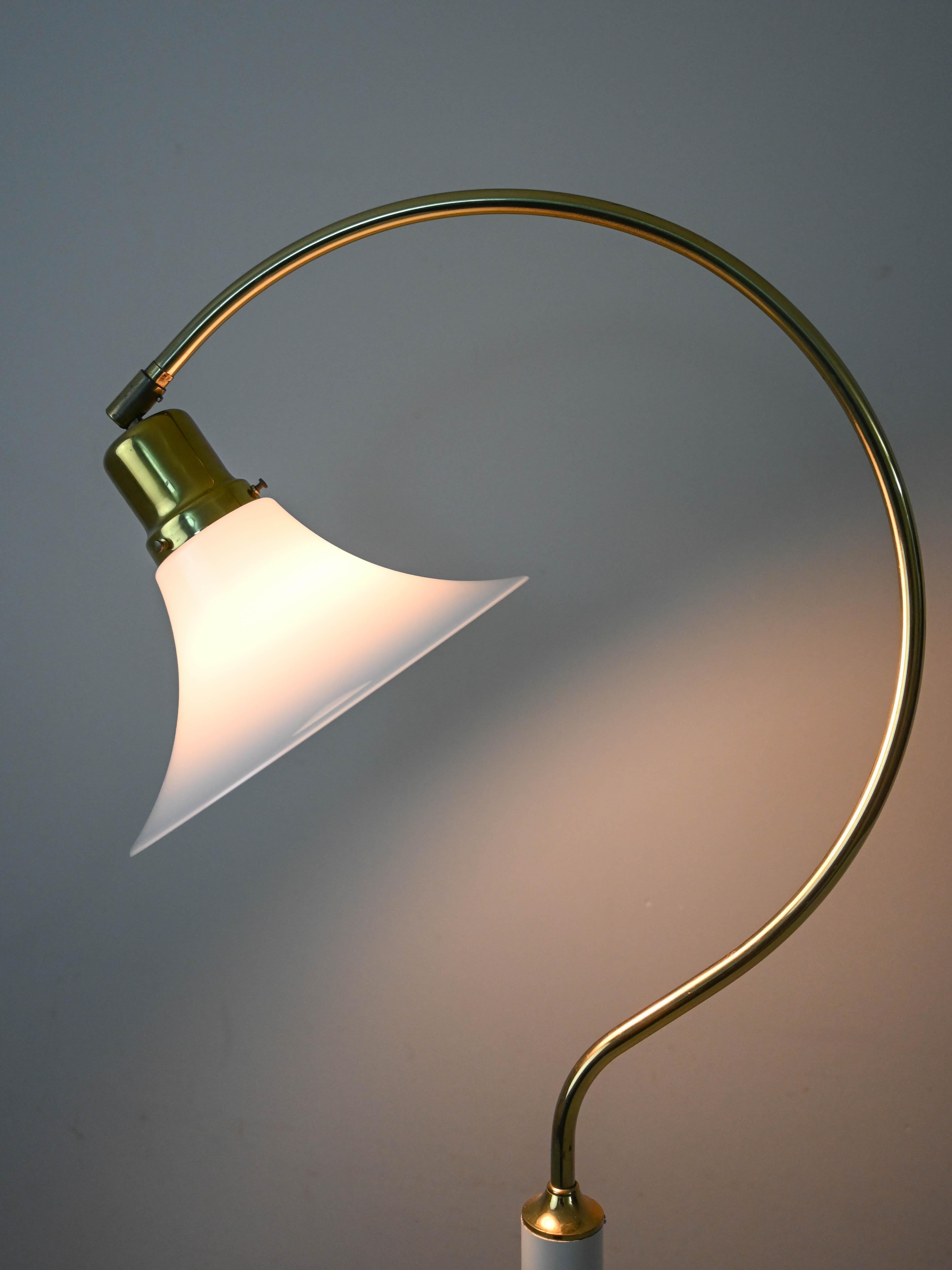 C-förmige Vintage-Lampe im Angebot 3
