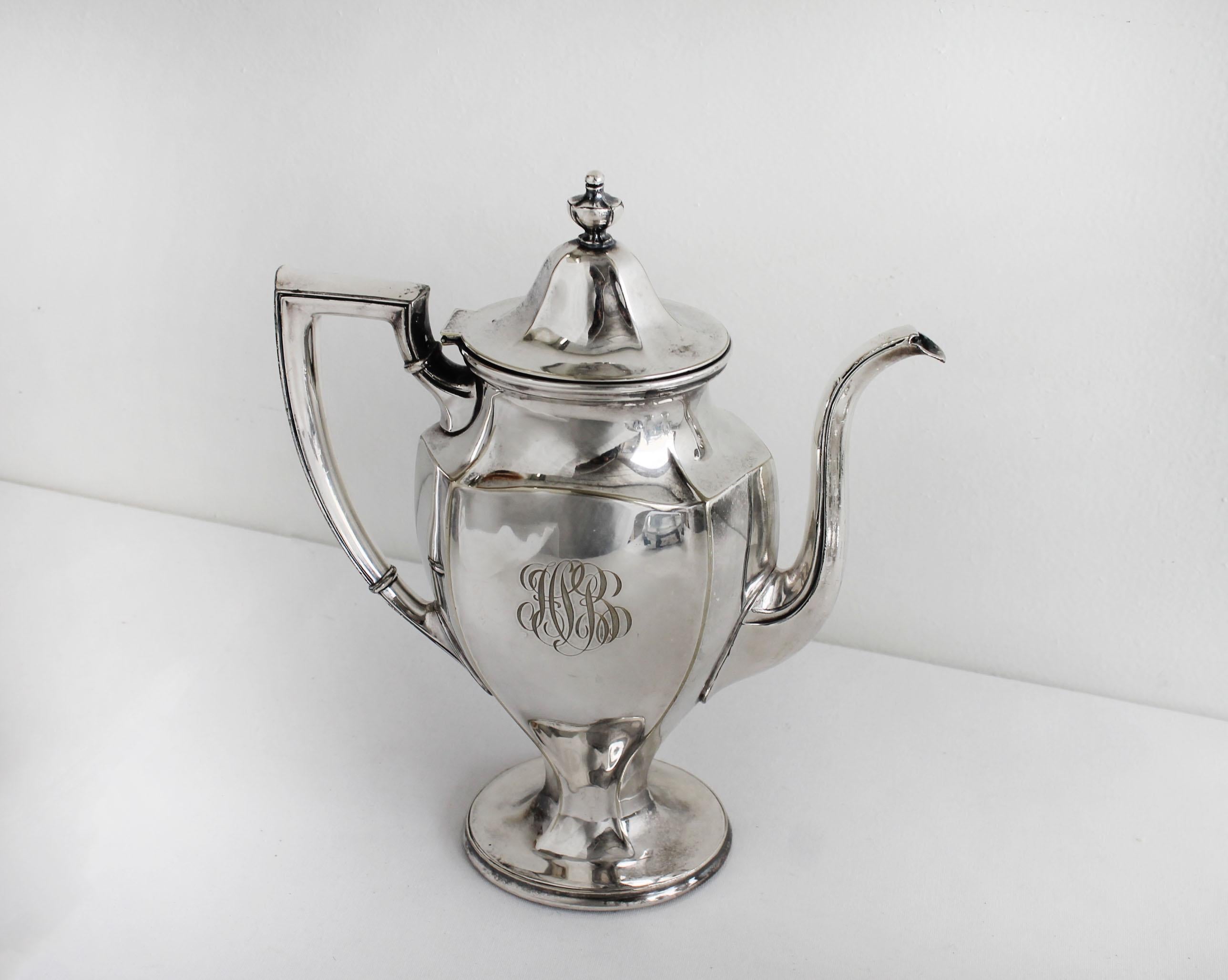 Beautiful vintage Gorham 1920s set, with Monogram HLB.
Silver plate, includes coffee pot, teapot, creamer and sugar with lid.
Measures: Coffee 10