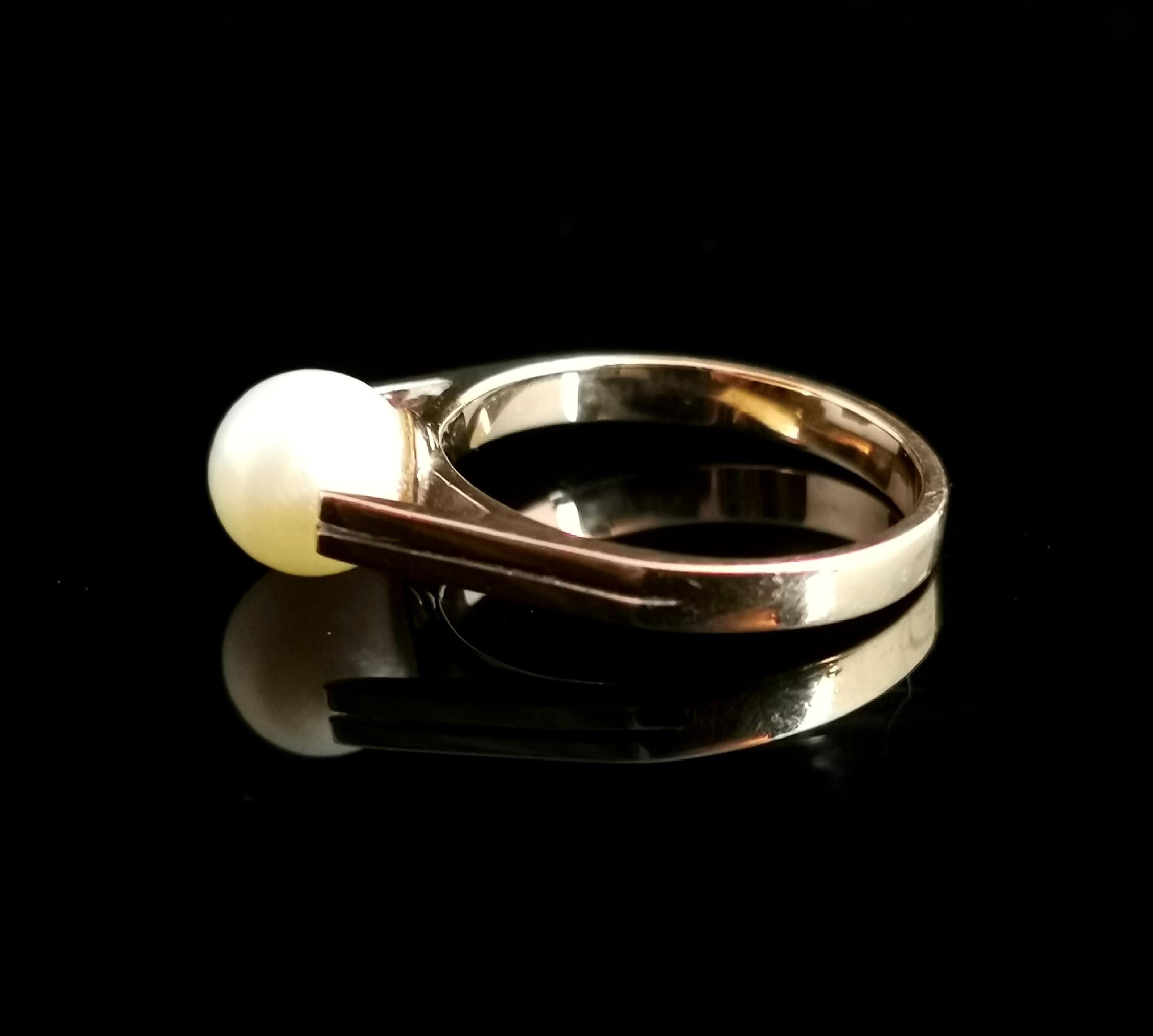 Vintage c1940s Pearl Solitaire Ring, 9 Karat Yellow Gold In Fair Condition In NEWARK, GB