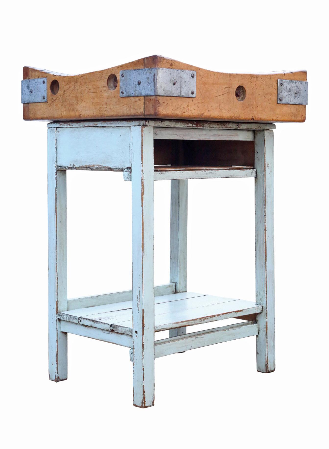 Vintage c.1950 Butcher's Block on Stand - Quality Kitchen Side / Work Table
Un billot de boucher sur pied datant de C.I.C., plein d'âge, de caractère et de patine. Cette rare trouvaille décorative présente une surface de coupe usée attrayante et est