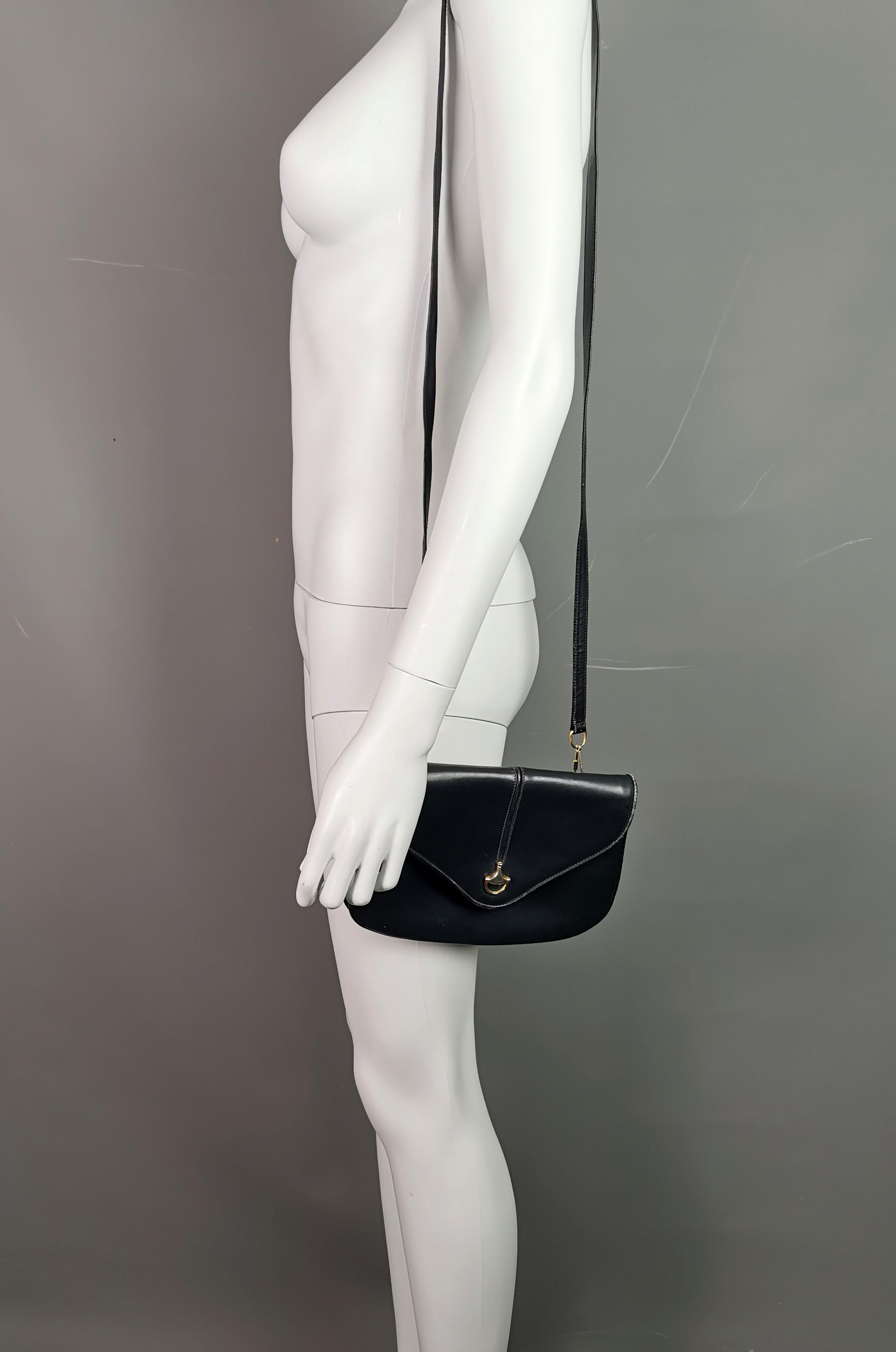 Vintage c1960s Gucci navy leather handbag, Shoulder bag  In Fair Condition For Sale In NEWARK, GB