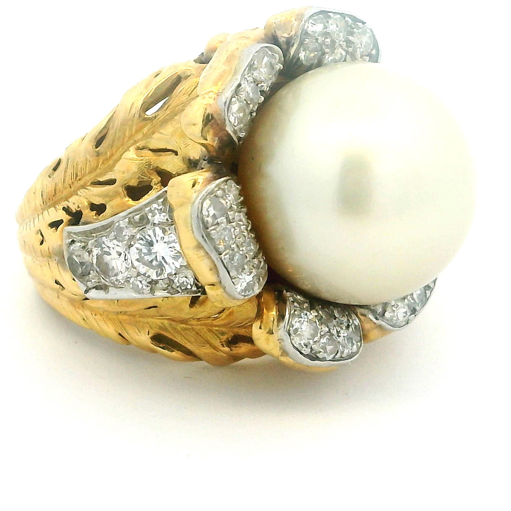 Uno straordinario anello da cocktail vintage, del 1970 circa, splendidamente realizzato a mano in oro giallo 18 carati con audaci dettagli di ispirazione foliata. Al centro si trova una luminosa perla dei Mari del Sud, le cui dimensioni