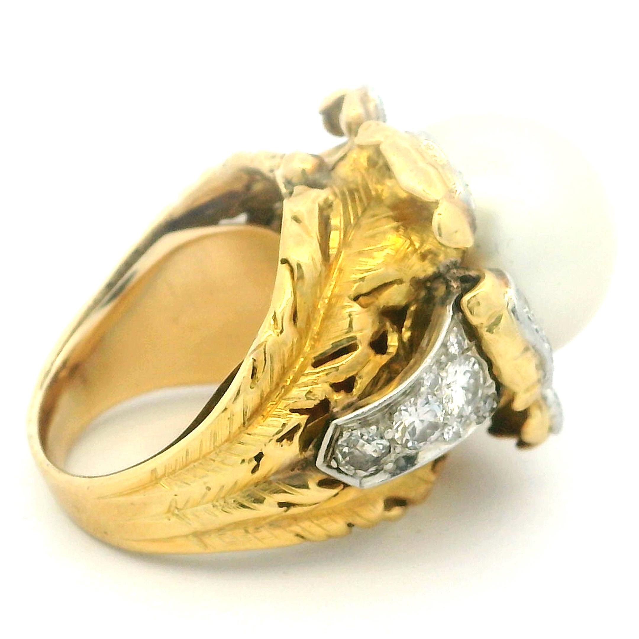 Taglio rotondo Vintage c.1970 Anello da cocktail con perle dei mari del sud e diamanti in oro 18 carati, 2,20 carati in vendita