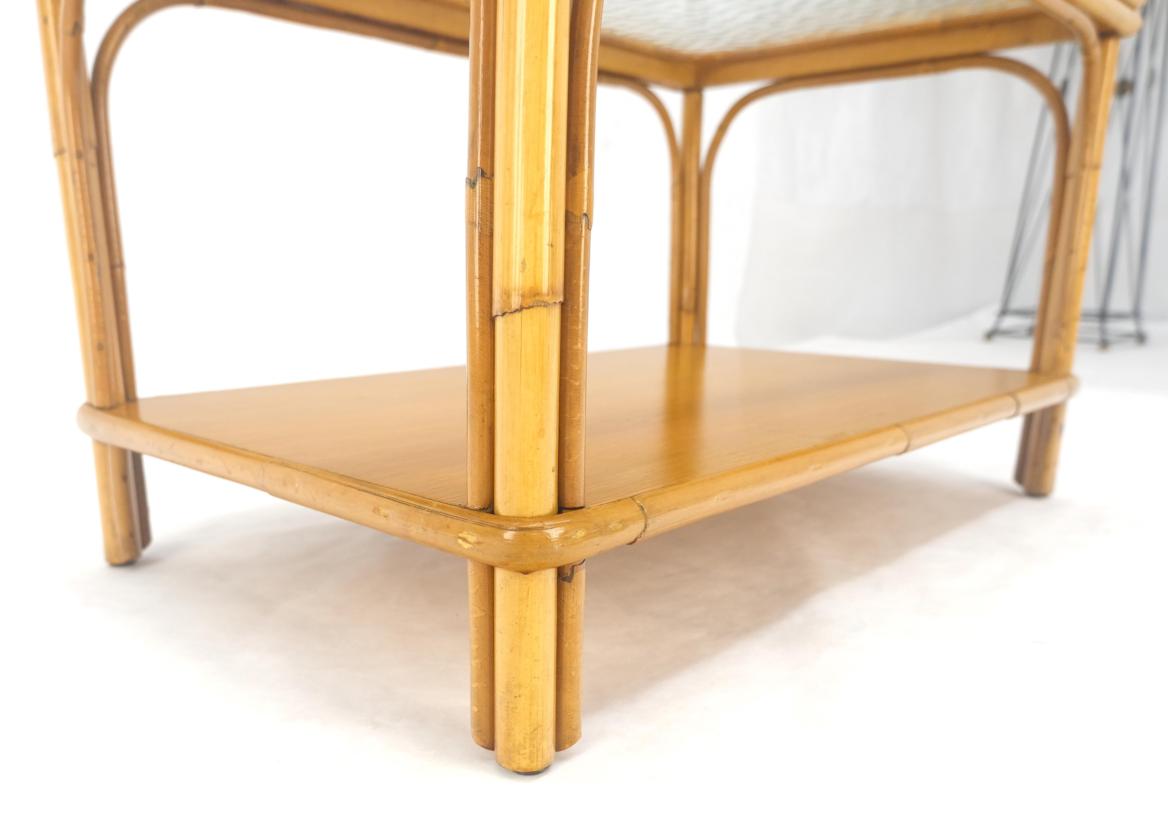 Vintage c1970s Table d'appoint en bambou rotin à deux étages avec plateau en verre ondulé rectangulaire en vente 3