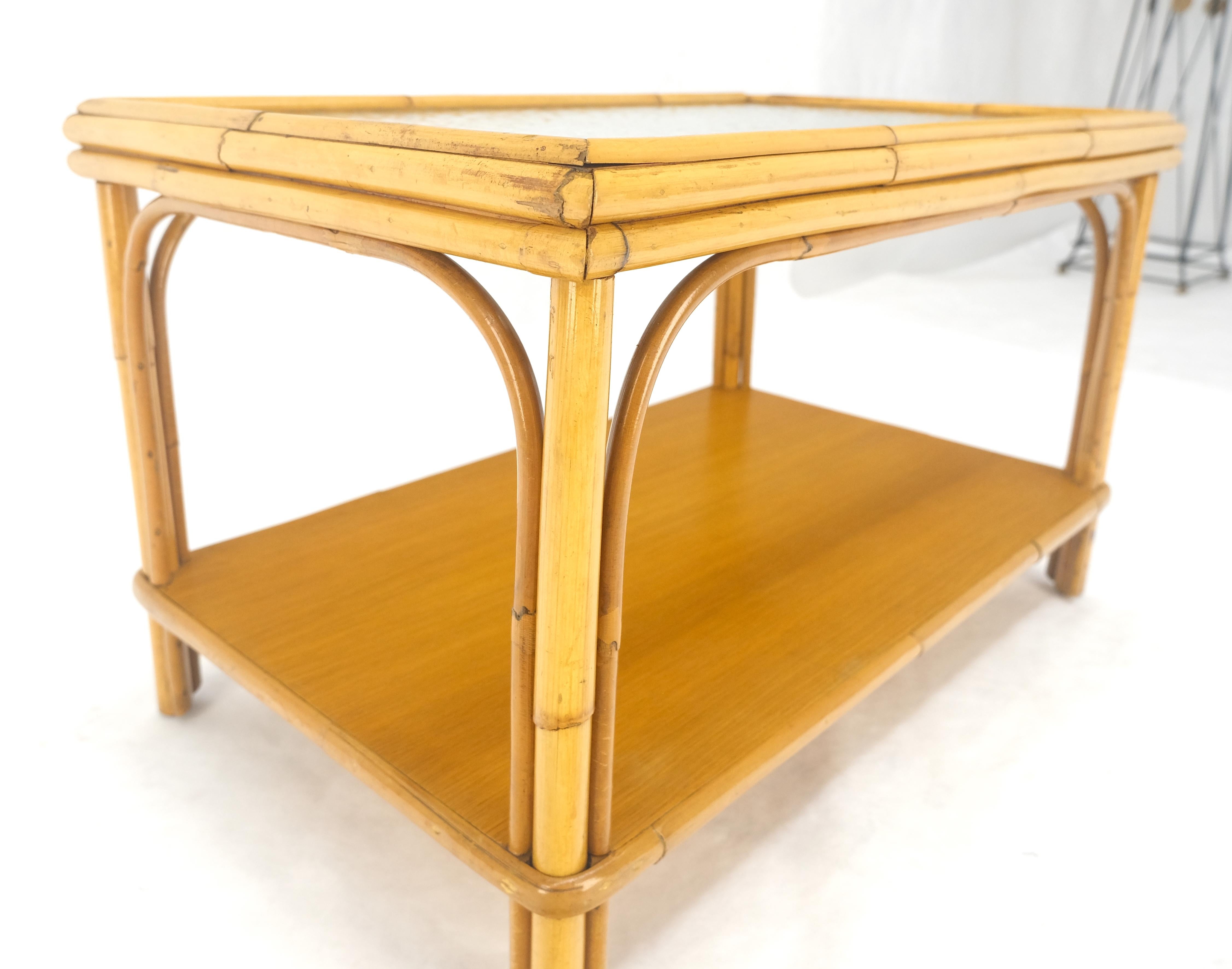 Vintage c1970s Table d'appoint en bambou rotin à deux étages avec plateau en verre ondulé rectangulaire en vente 4