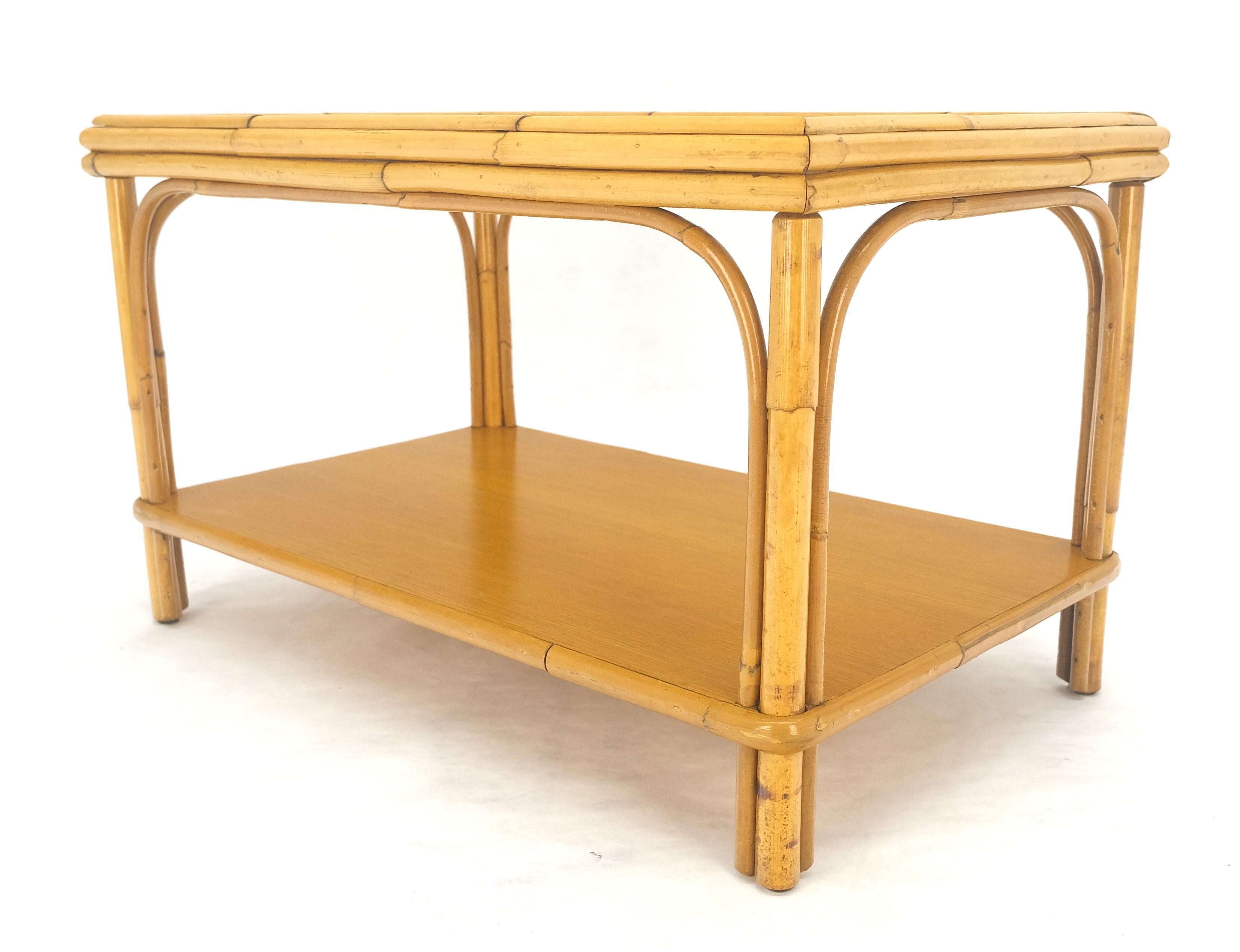 Vintage c1970s Table d'appoint en bambou rotin à deux étages avec plateau en verre ondulé rectangulaire en vente 5