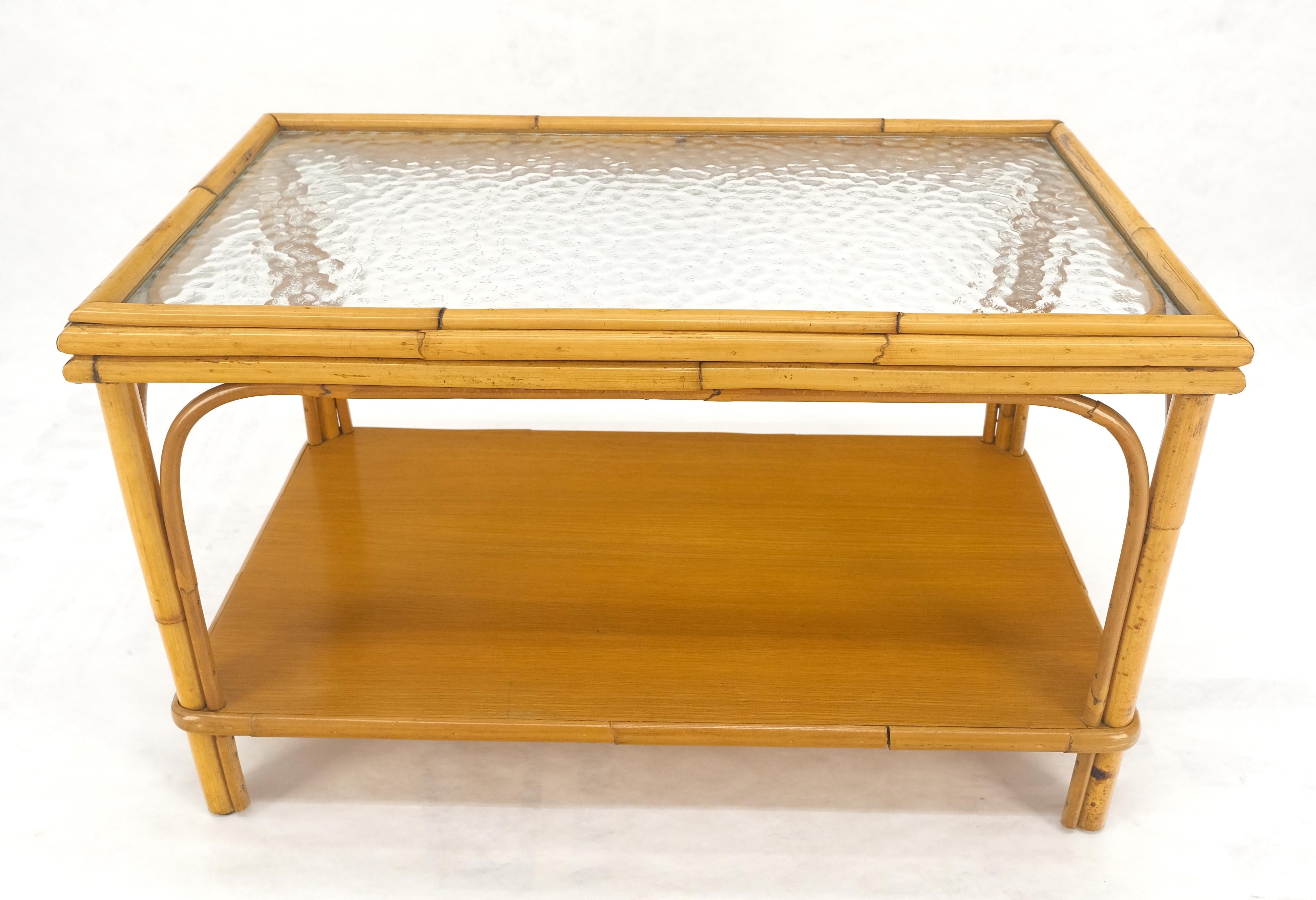 Vintage c1970s Table d'appoint en bambou rotin à deux étages avec plateau en verre ondulé Rectangle MINT