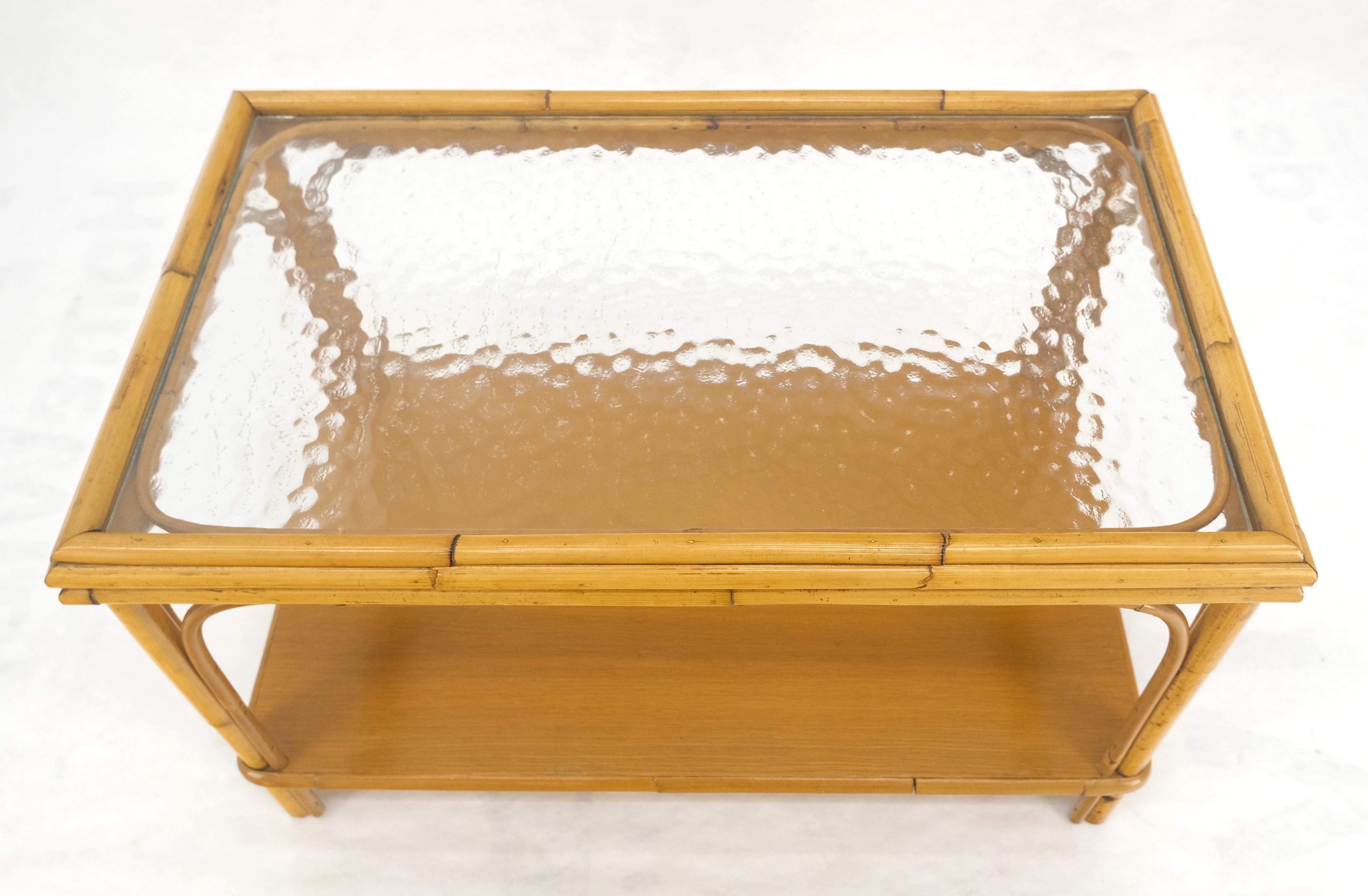 Mid-Century Modern Vintage c1970s Table d'appoint en bambou rotin à deux étages avec plateau en verre ondulé rectangulaire en vente