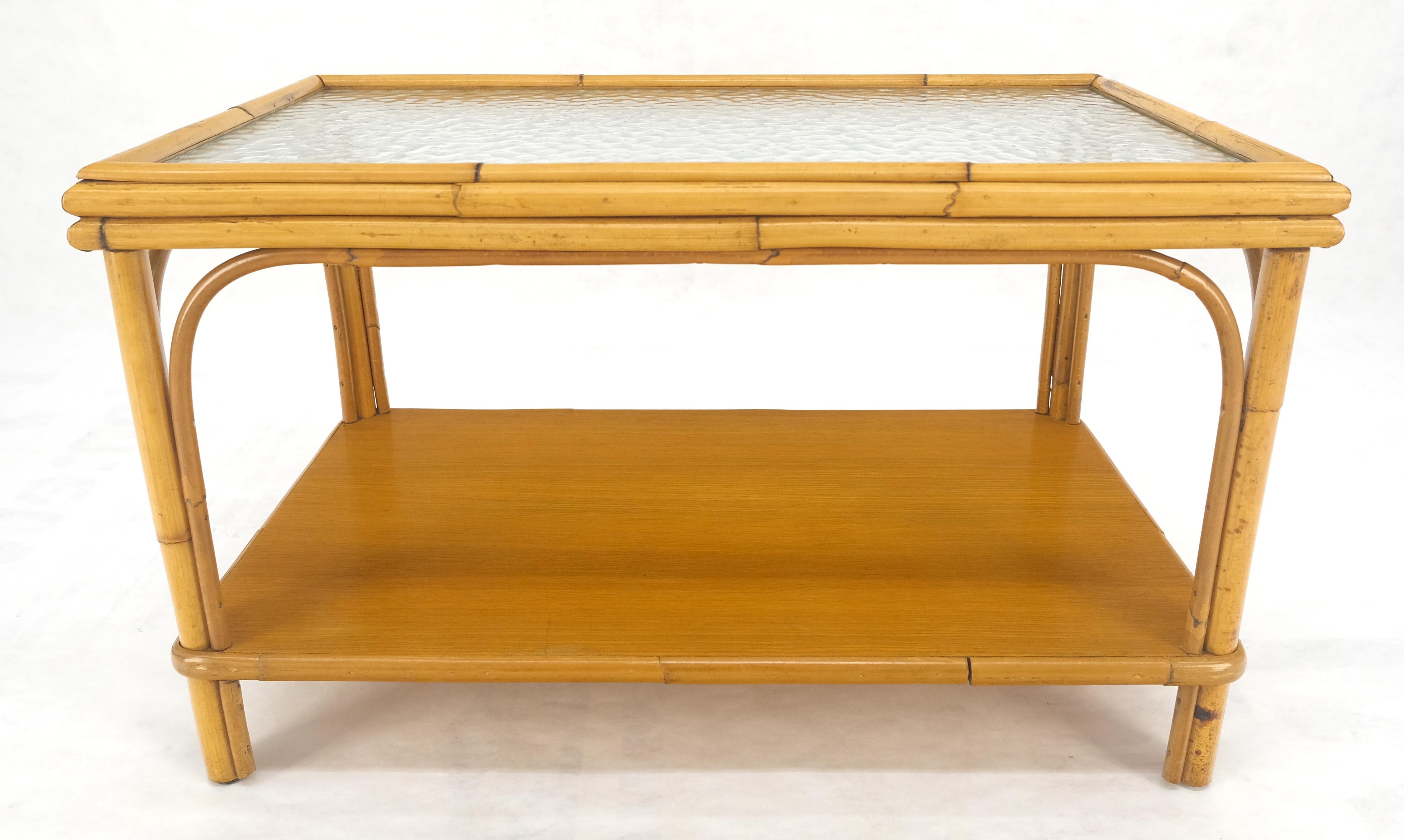 Américain Vintage c1970s Table d'appoint en bambou rotin à deux étages avec plateau en verre ondulé rectangulaire en vente