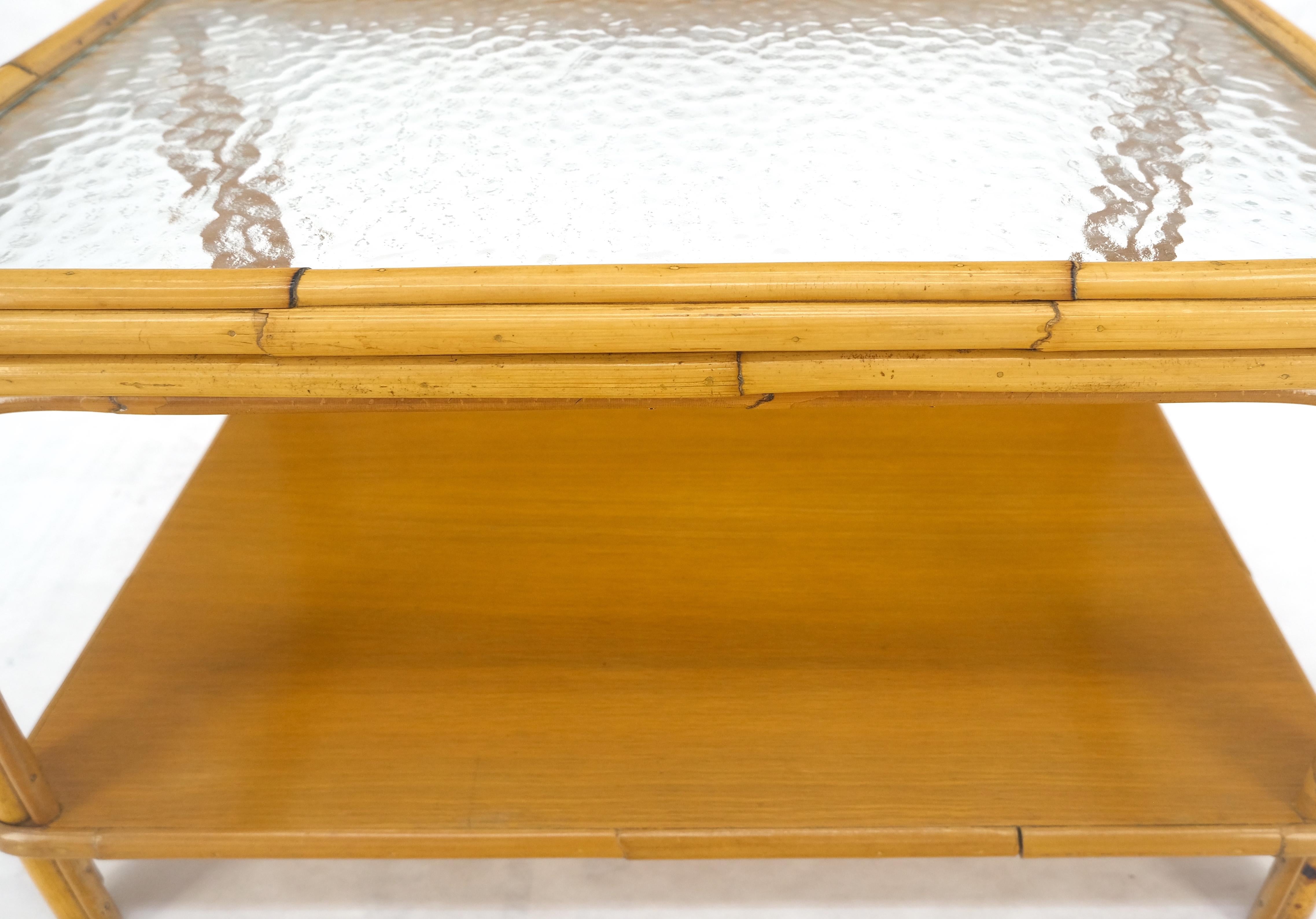 Vintage c1970s Table d'appoint en bambou rotin à deux étages avec plateau en verre ondulé rectangulaire Bon état - En vente à Rockaway, NJ