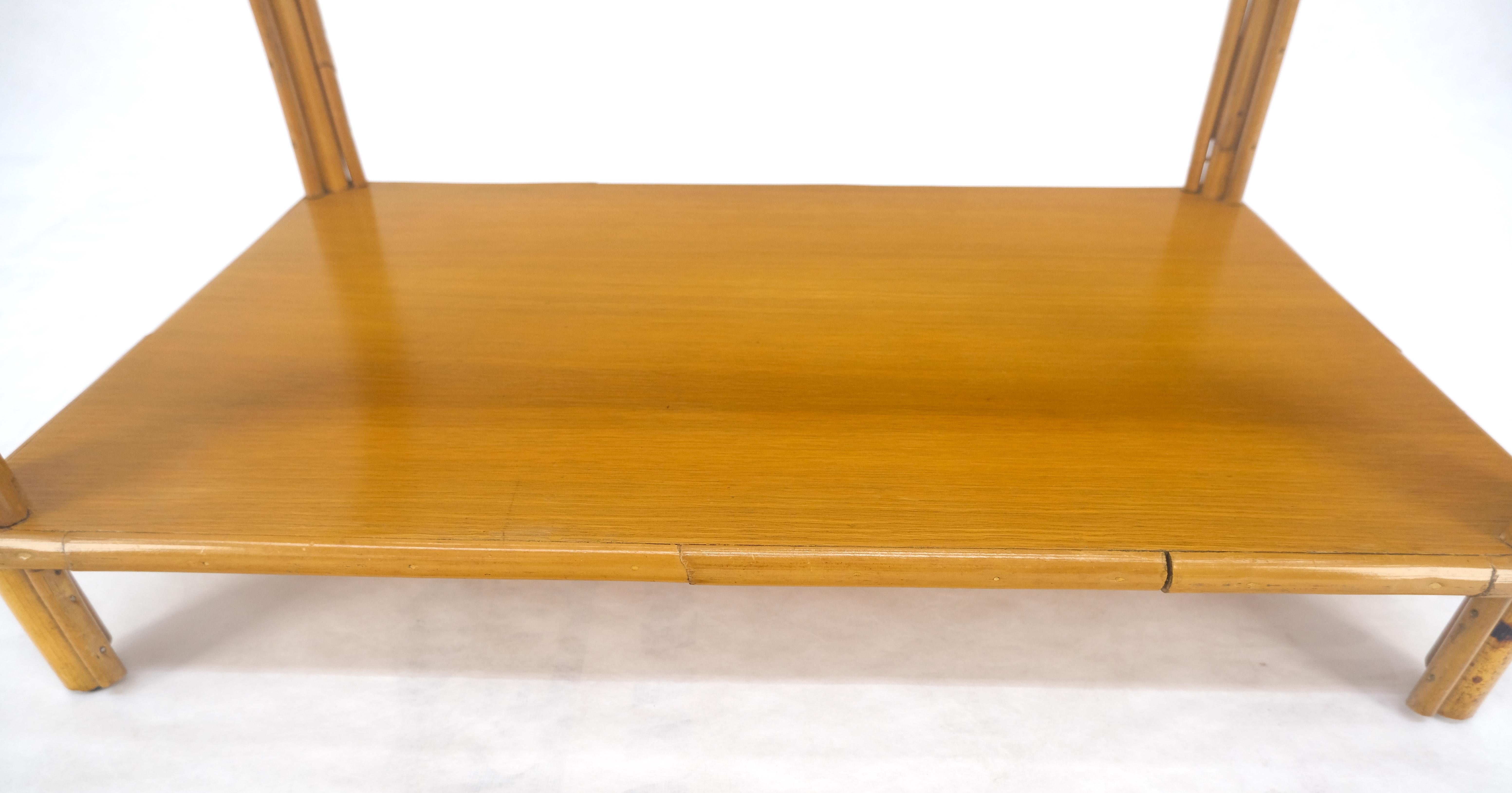 20ième siècle Vintage c1970s Table d'appoint en bambou rotin à deux étages avec plateau en verre ondulé rectangulaire en vente
