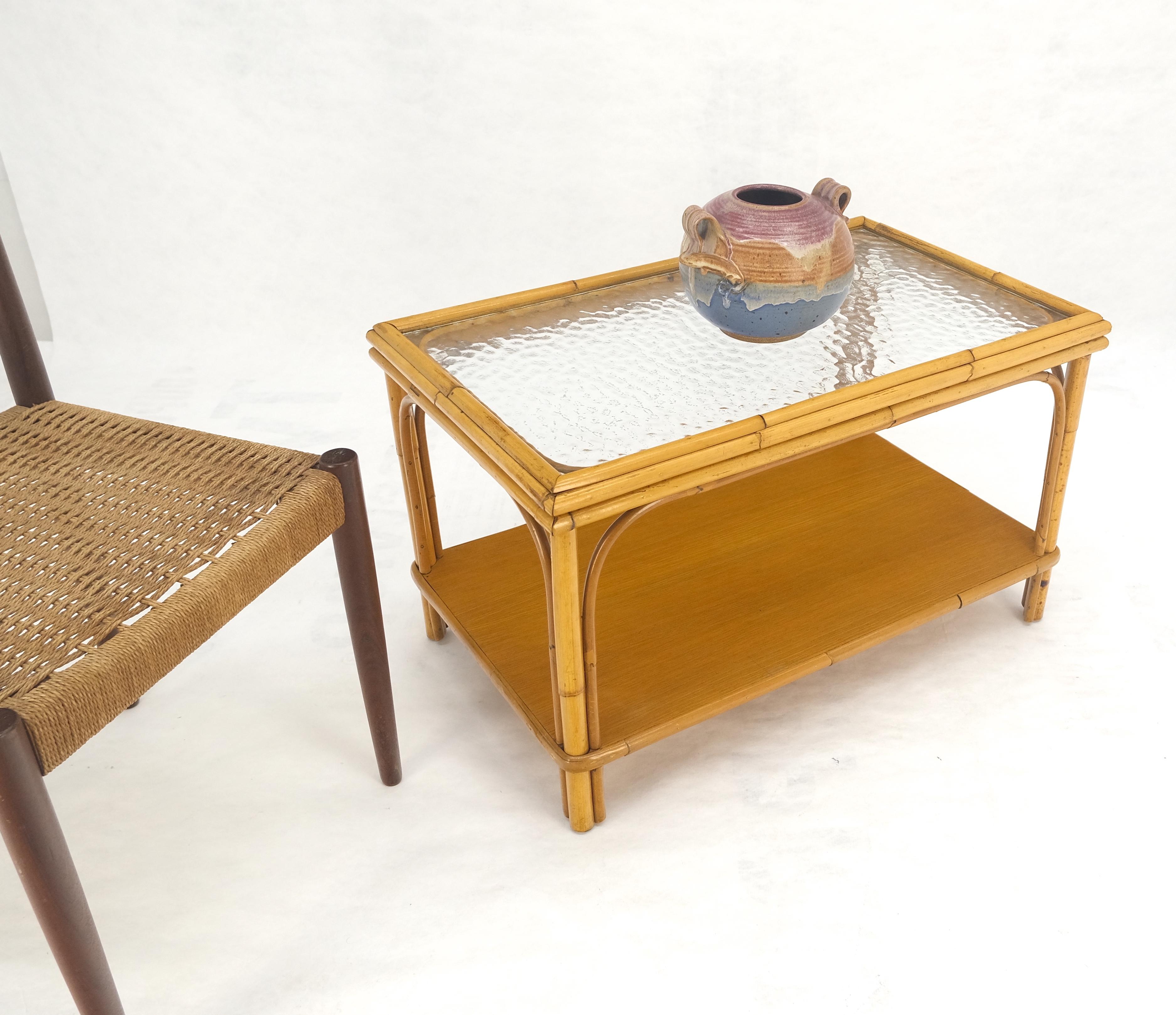 Rotin Vintage c1970s Table d'appoint en bambou rotin à deux étages avec plateau en verre ondulé rectangulaire en vente