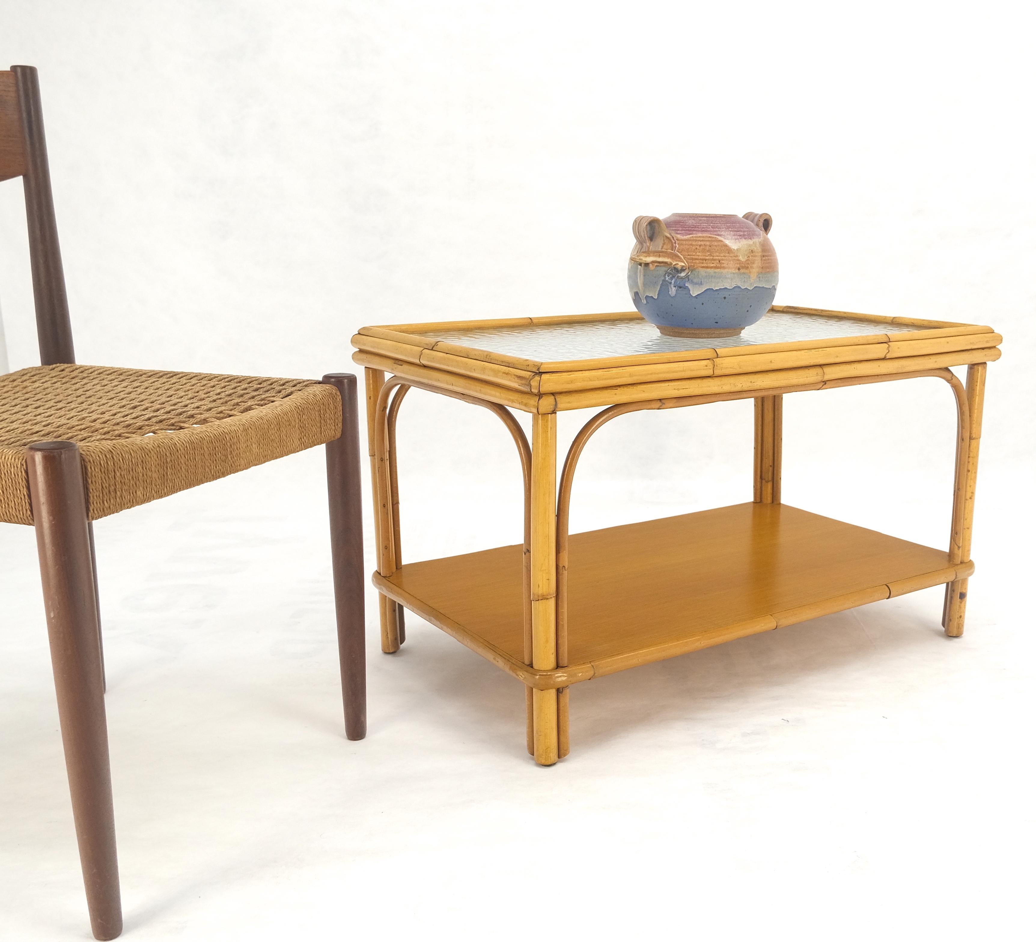 Vintage c1970s Table d'appoint en bambou rotin à deux étages avec plateau en verre ondulé rectangulaire en vente 1