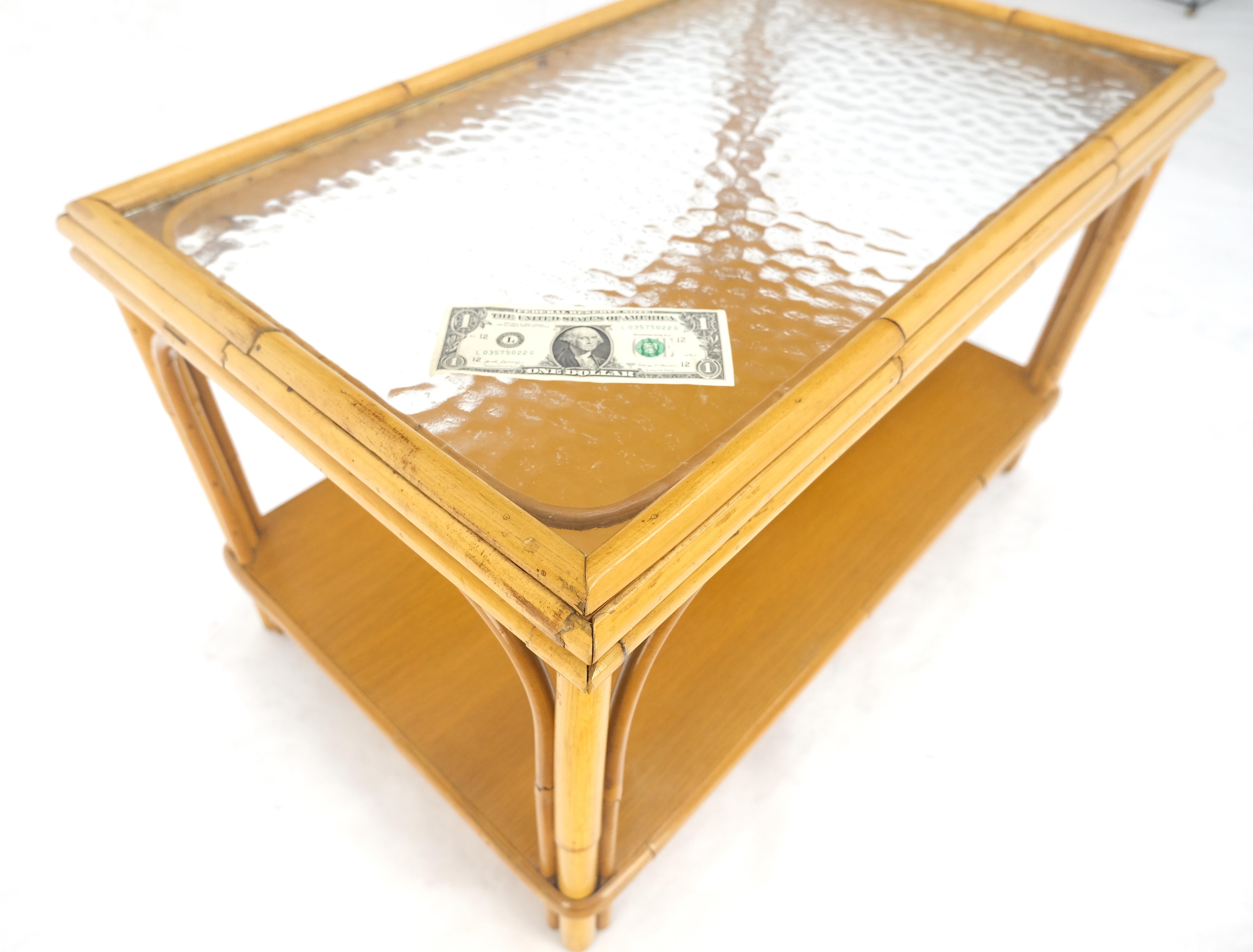 Vintage c1970s Table d'appoint en bambou rotin à deux étages avec plateau en verre ondulé rectangulaire en vente 2