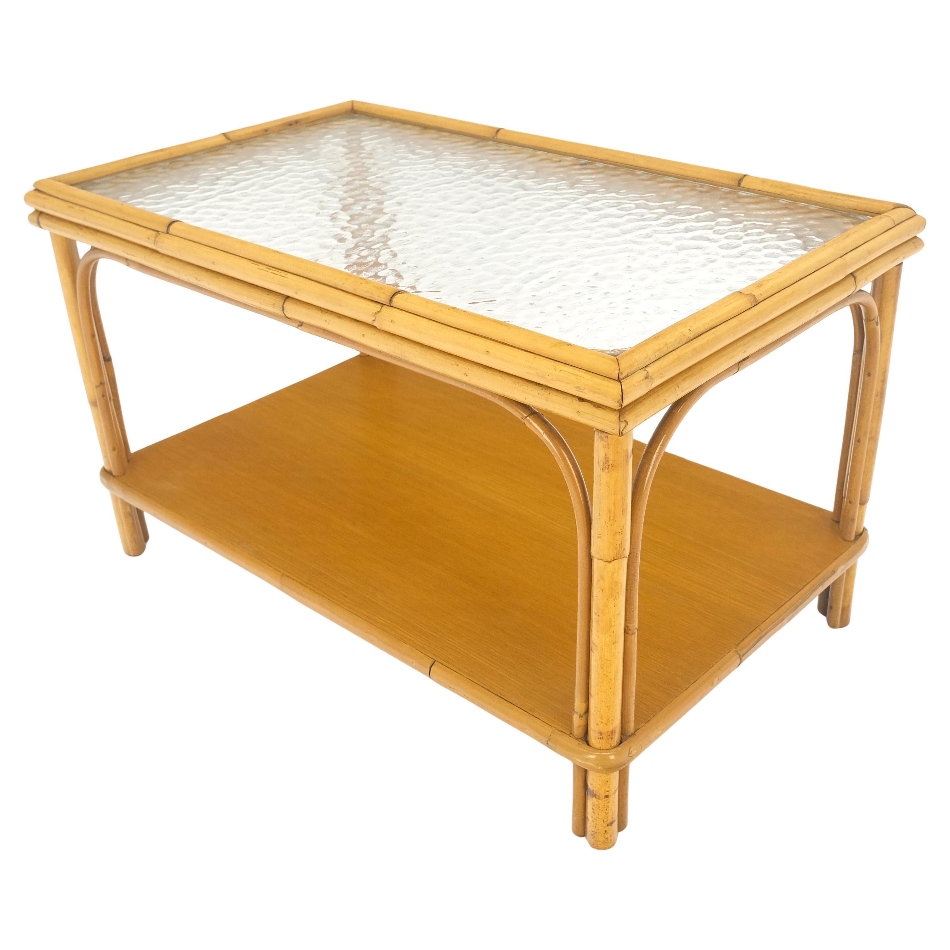 Vintage c1970s Table d'appoint en bambou rotin à deux étages avec plateau en verre ondulé rectangulaire