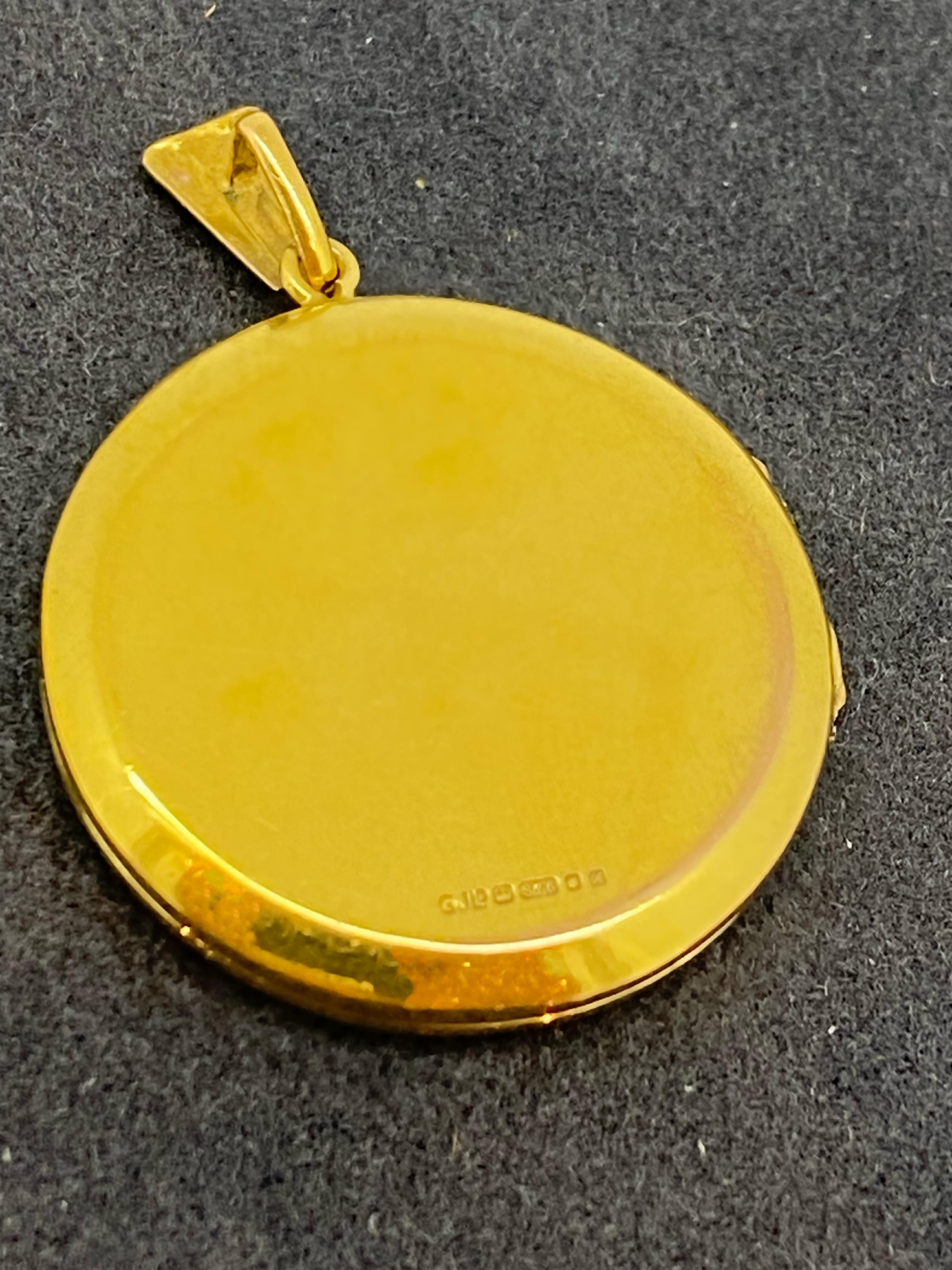 Dieses runde Medaillon mit feiner Gravur ist Vintage By, 

Es öffnet sich und gibt ein Fotofach frei

 

Aus den 1970er Jahren kommend,  

dieses komplizierte Stück ist in bemerkenswert gutem Zustand 

 

Sorgfältig in 9K Gelbgold gefertigt, 

mit