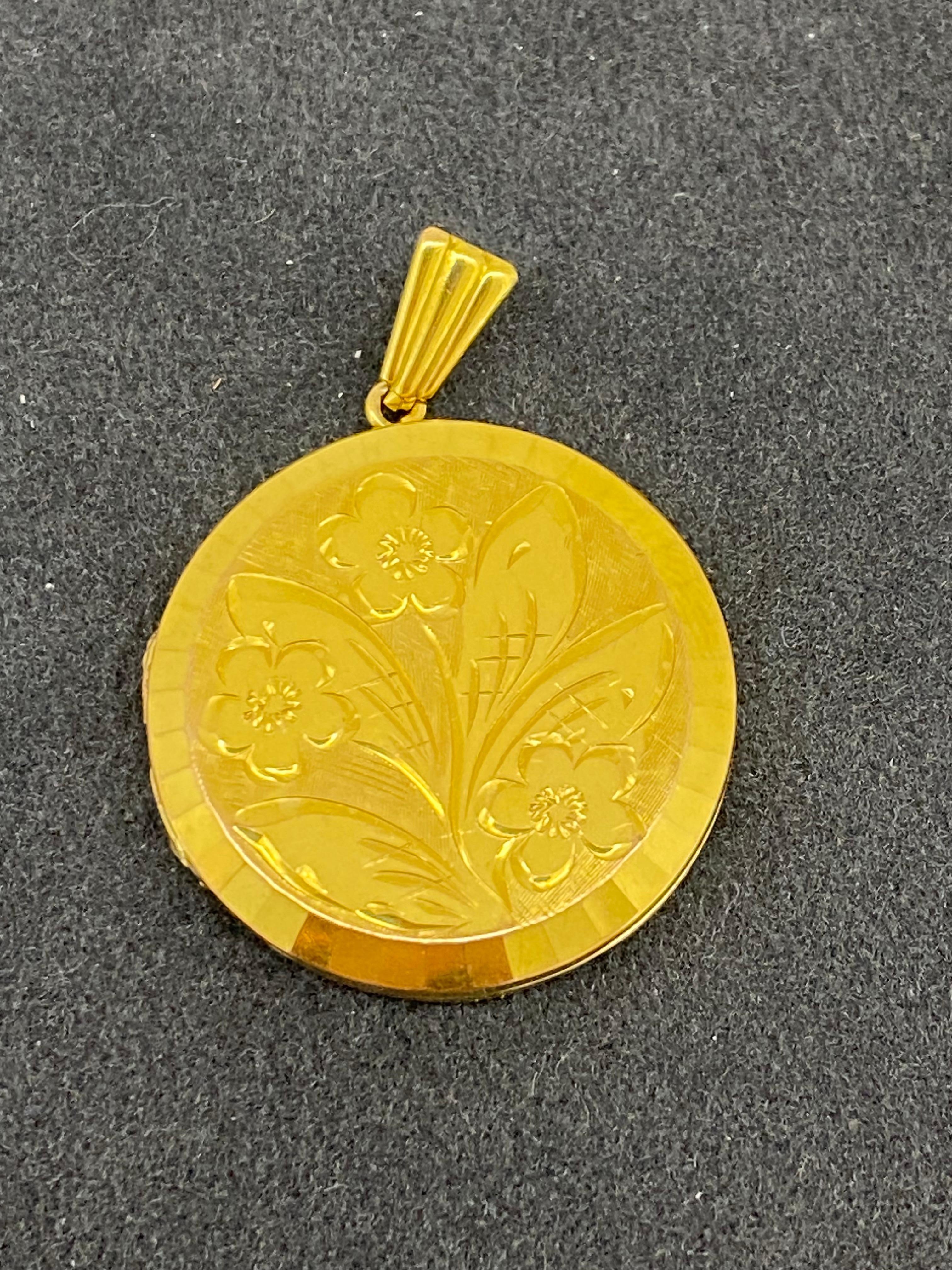 Vintage c1970's English 9K Yellow Gold Engraved in Floral Motif Round Locket In Excellent Condition For Sale In MELBOURNE, AU