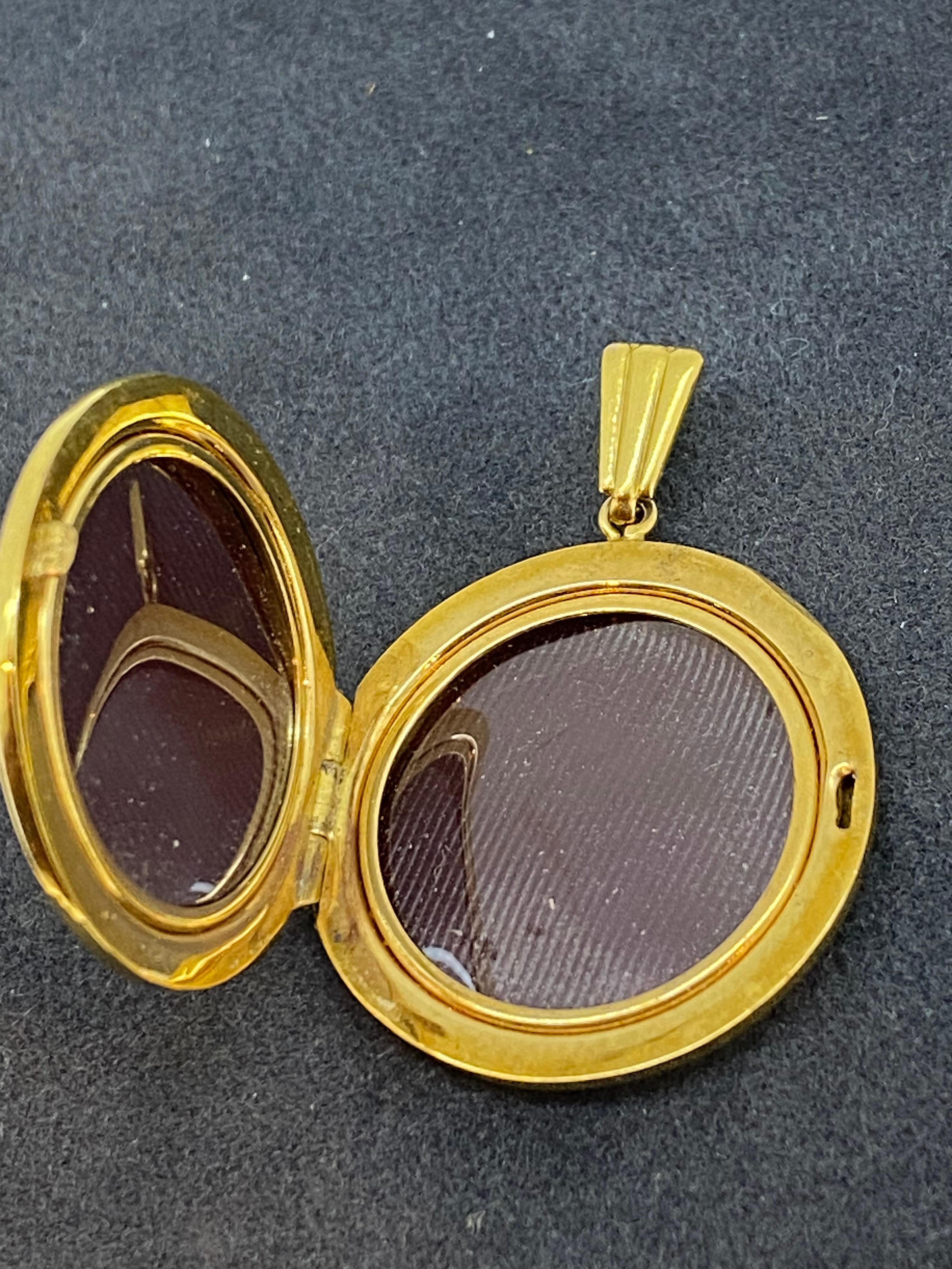 Vintage c1970's Englisch 9K Gelbgold graviert in floralen Motiv Runde Medaillon Damen im Angebot