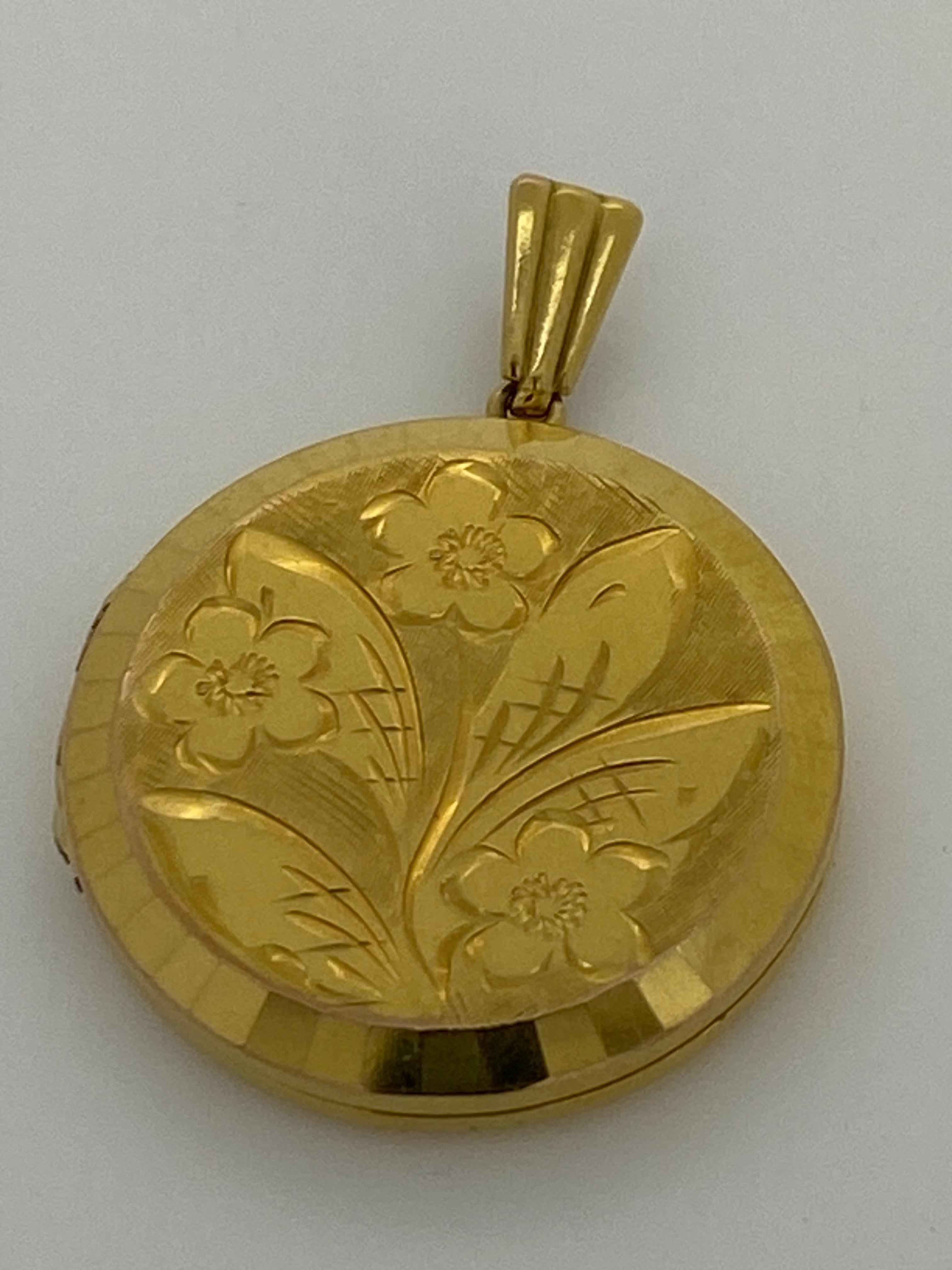 Médaillon rond anglais vintage des années 1970 en or jaune 9 carats gravé d'un motif floral en vente 1