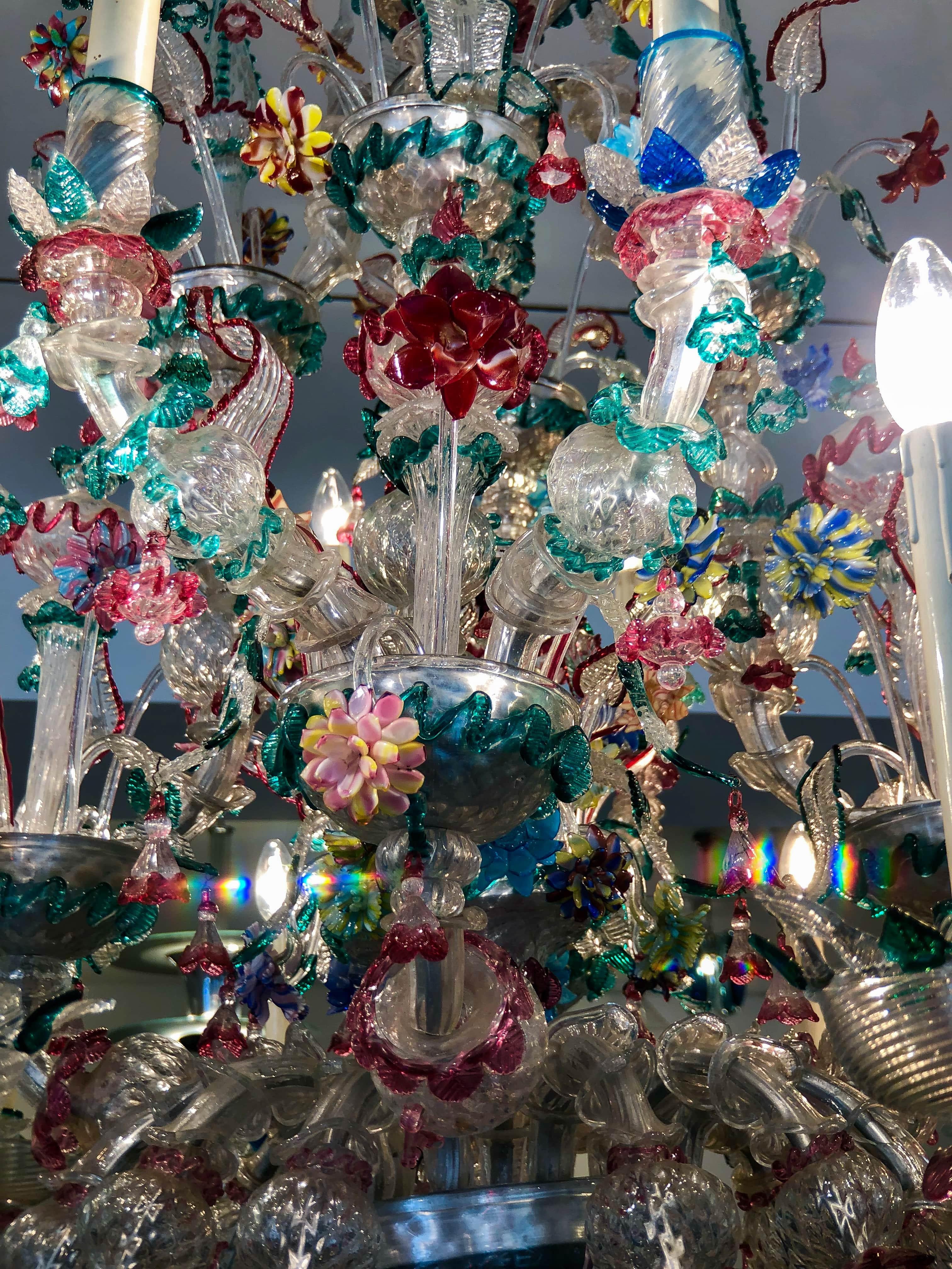 Ce magnifique lustre coloré en verre de Murano Ca 'Rezzonico d'après Giuseppe Briati a été fabriqué en Italie dans les années 1960. Le lustre Ca'Rezzonico Murano, très richement décoré, comporte un total de 20 bras et est divisé en 6 niveaux qui