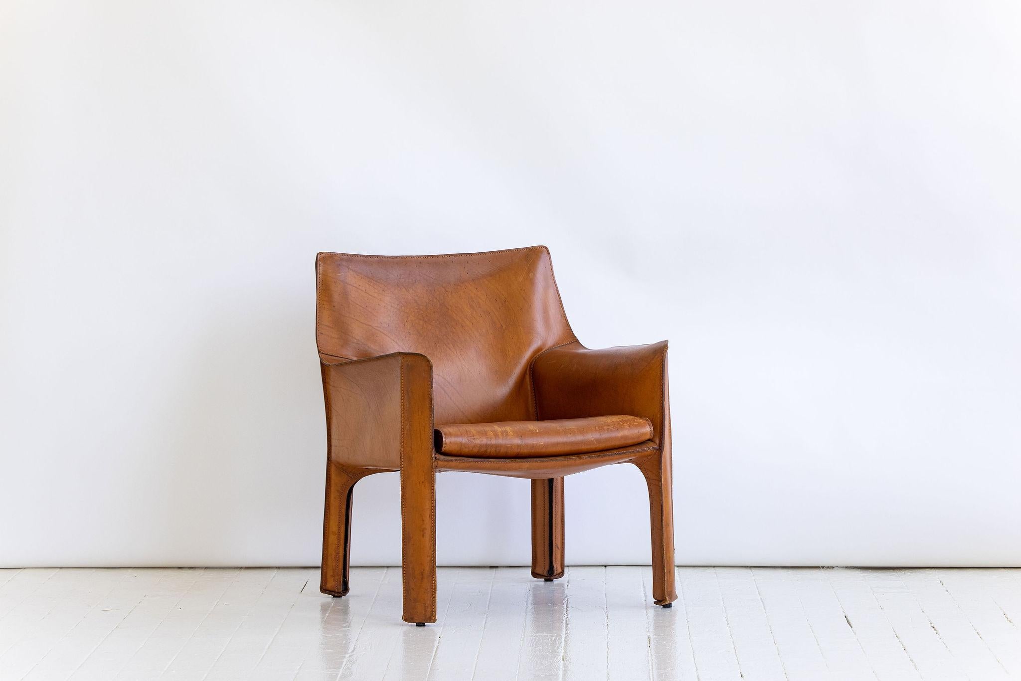 Mario Bellini for Cassina 414 Club Chair en cuir cognac patiné.

Finition
- Chêne blanc
- Tissu Boucle Ivoire

Dimensions
26 