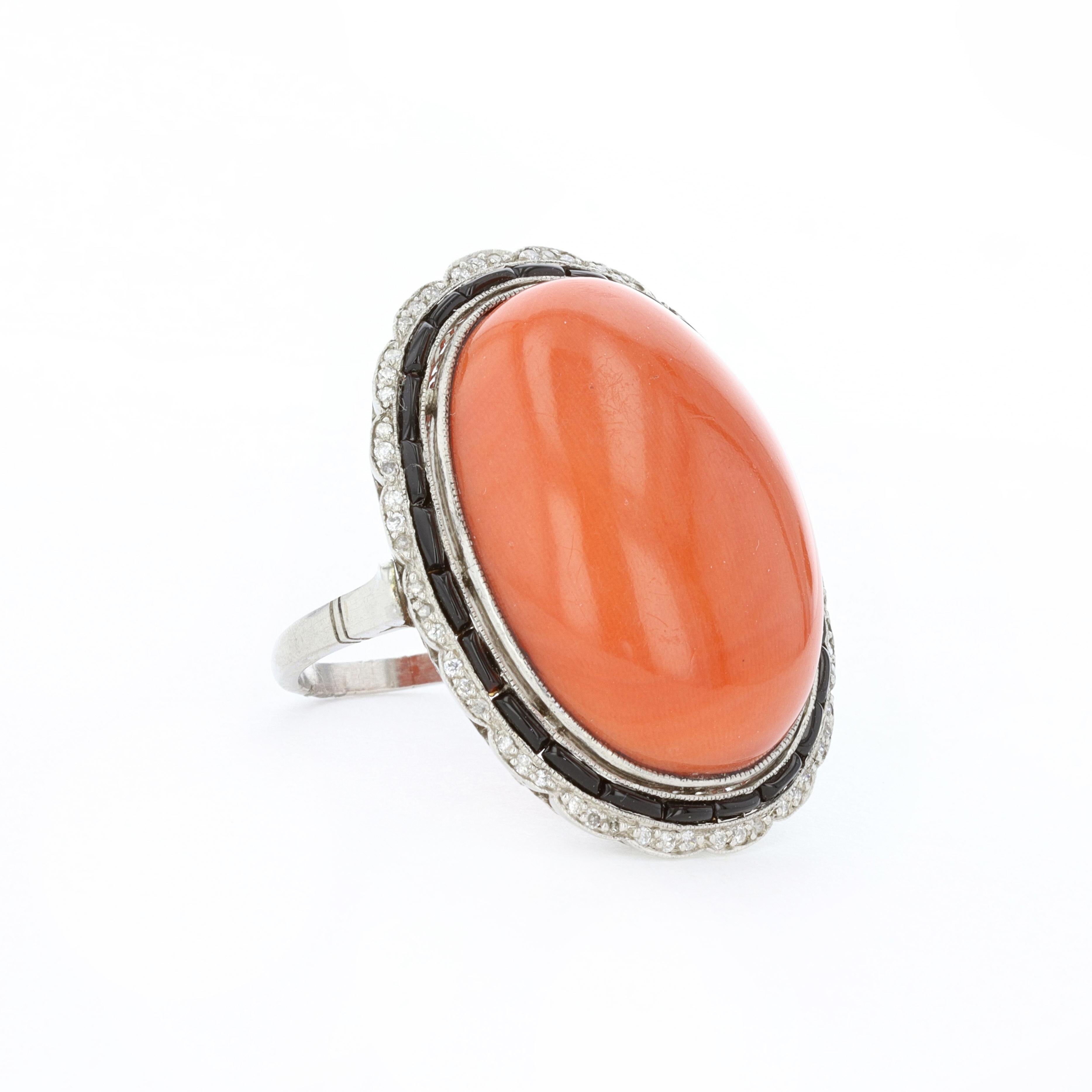 Vintage Cabachon Coral and Black Onyx Cocktail Ring In Excellent Condition In NEW ORLEANS, LA
