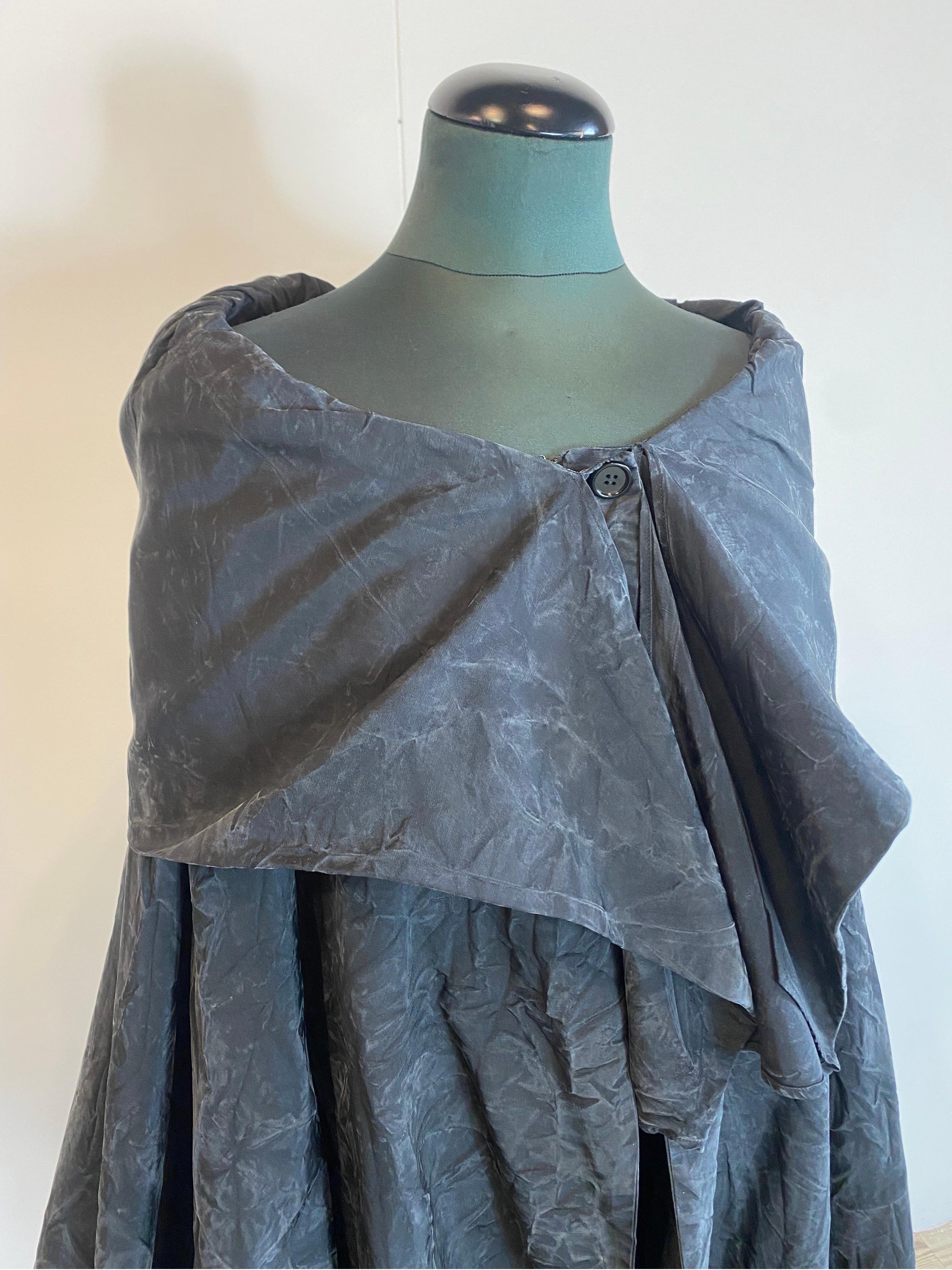 Caban Romeo Gigli
Dated around 90-91.
With sleeves and the possibility of pulling up the collar which becomes a hood.
No size and composition label.
It wears a M-L easily being finished.
Length 107 (longest part on the back)
In very good general