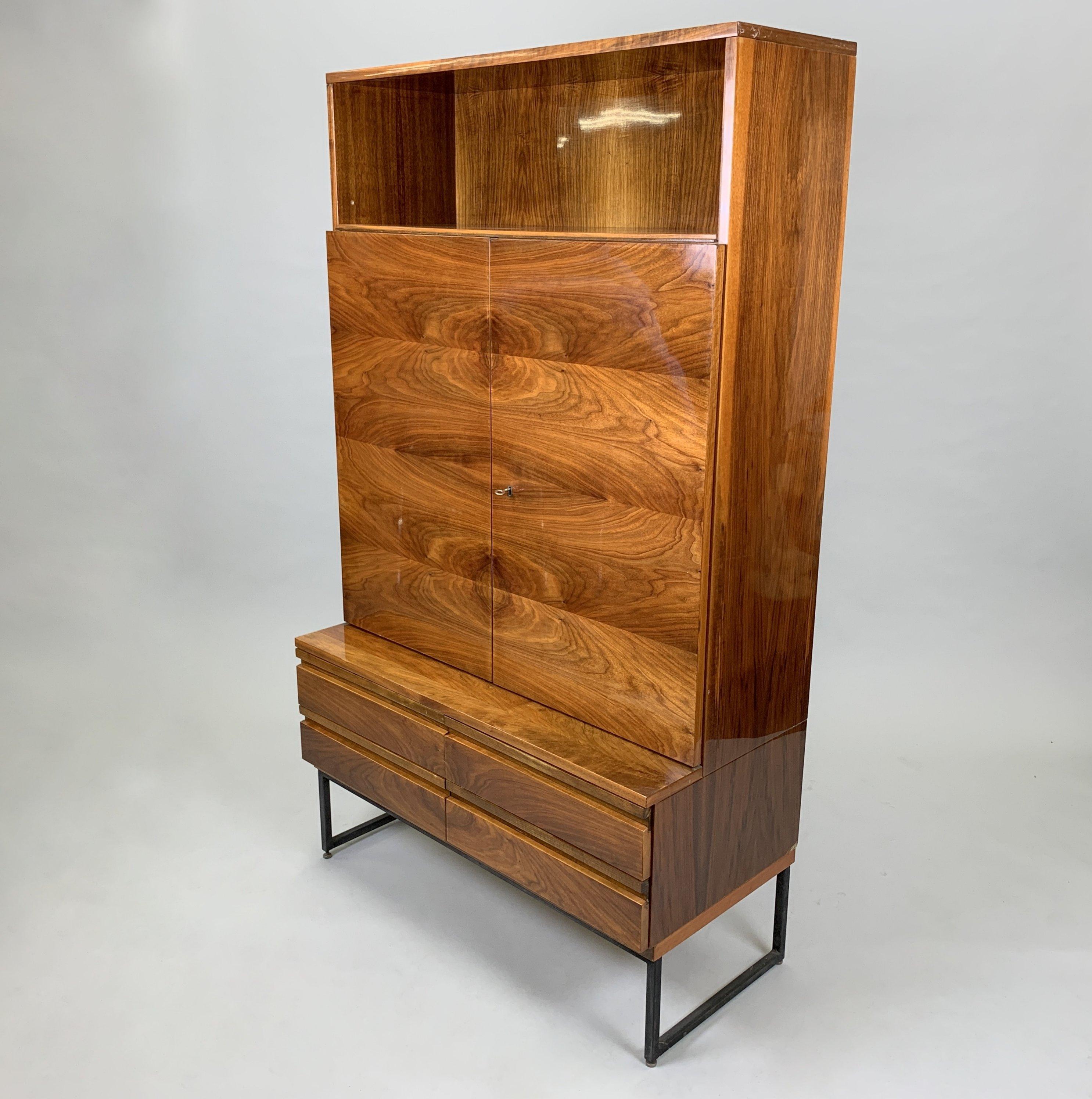 Mueble vintage con estantes y cajones de la colección 'Belmondo' realizado en alto brillo. Fabricado en Checoslovaquia por Novy Domov (marcado) en la década de 1970. Buen estado original.