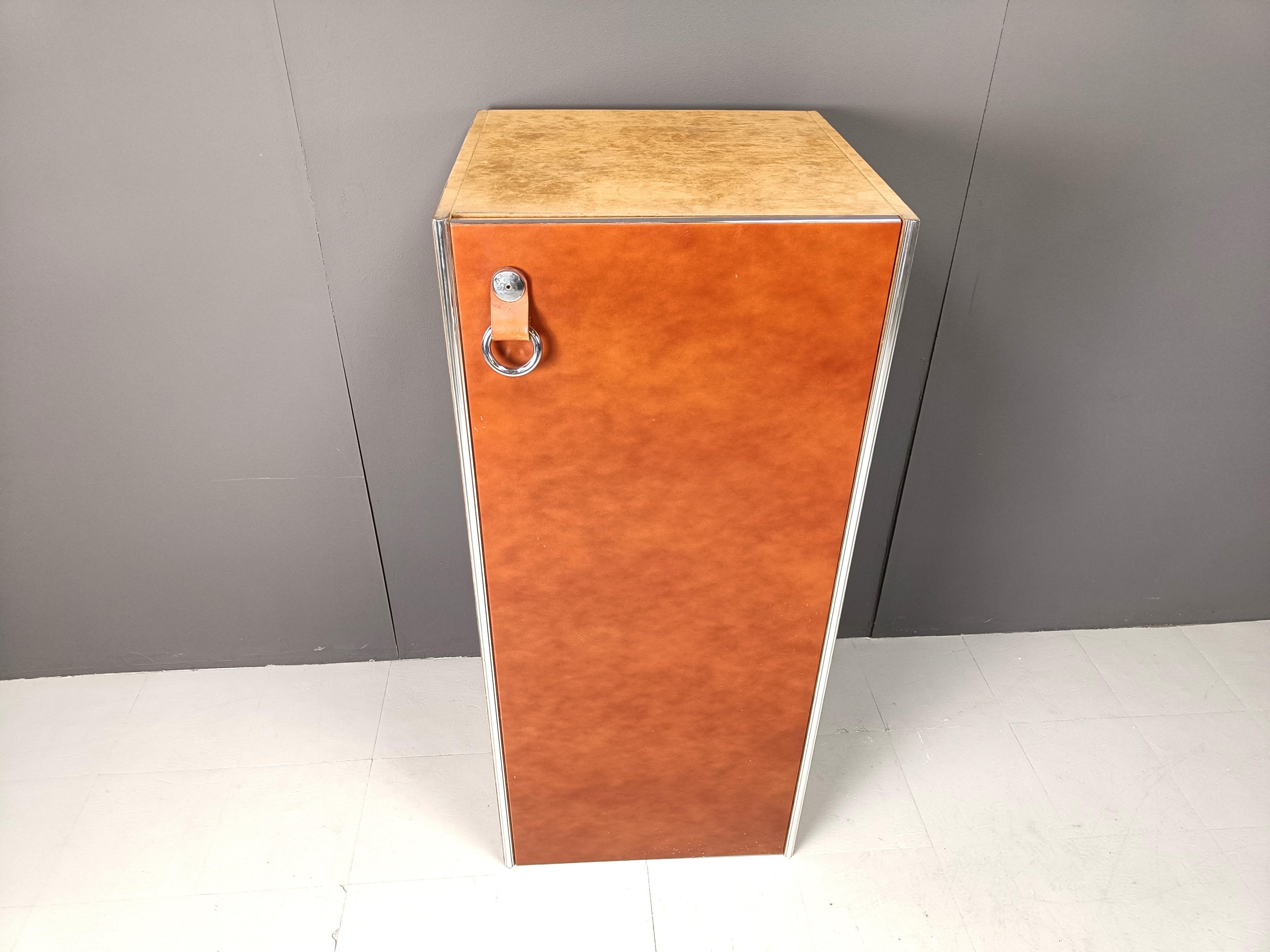 Rare vintage cabinet designed by Guido Faleschini for I4 Mariani.

The cabinet offers plenty of storage space for coat hangers and has the characteristic leather and a metal ring handle, brown felt upholstery and brushed aluminum panels. The door