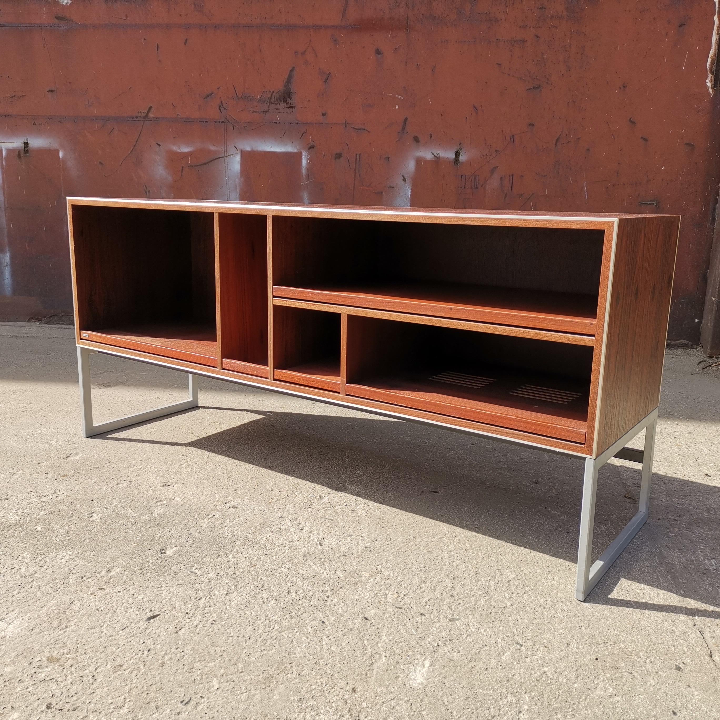 Vintage cabinet, model MC40, for storing hi-fi equipment. Made by Bang & Olufsen and designed by Danish Mid-Century designer Jacob Jensen in the 1970s.

The designer was Jacob Jensen. Jensen was also responsible for various other designs such as
