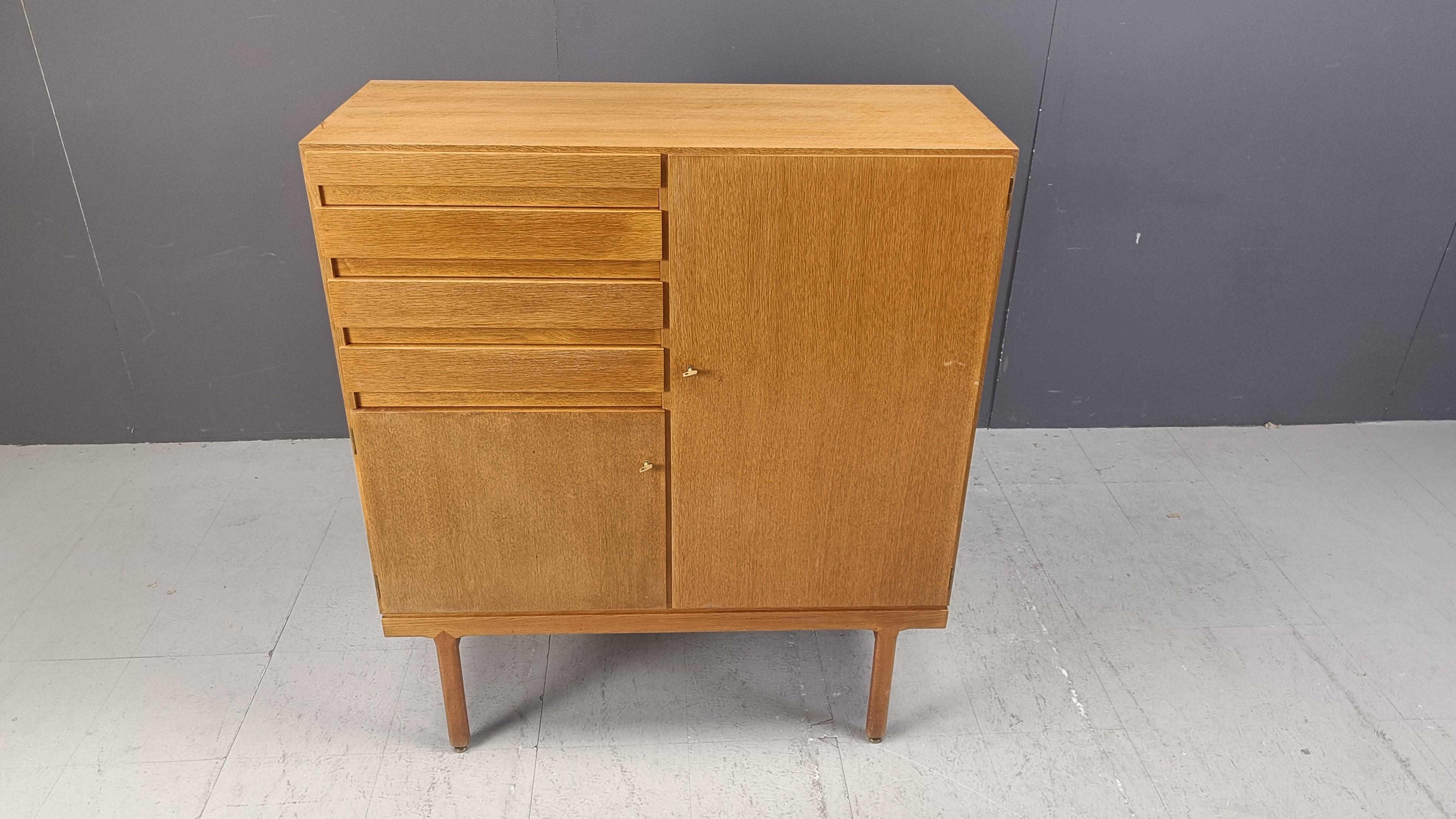 Armoire extrêmement bien conçue par Jos De Mey pour le fabricant de meubles haut de gamme Vandenberghe Pauvers à Gand, en Belgique.

Fabriquée en chêne, cette armoire à deux portes a été conçue avec le souci du détail et de la robustesse.

Les