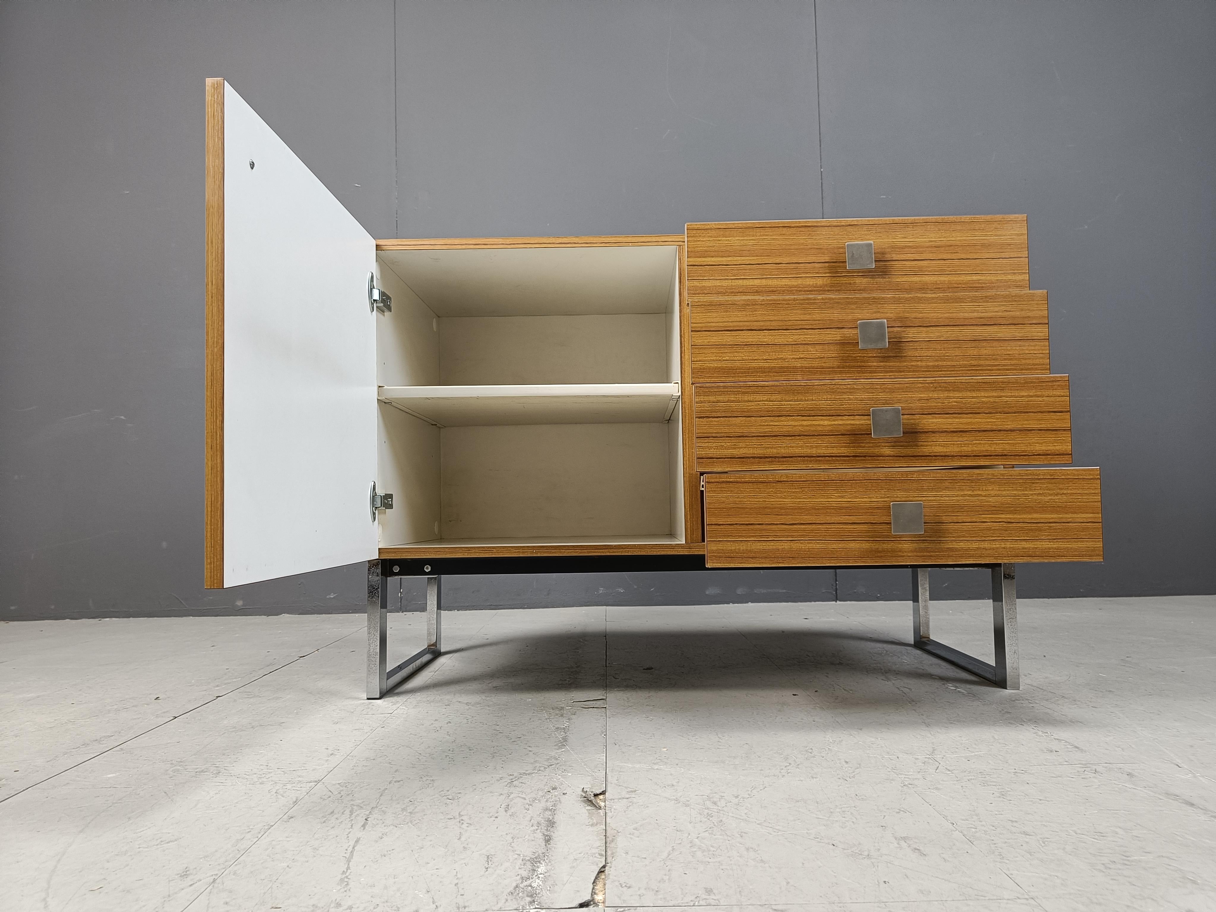 Mid century veneer cabinet with 4 drawers and a single door by Meurop, Belgium, 1960s.

Beautiful veneer, nice handles and chromed legs.

1960s - Belgium

Very good condition

Dimensions:
Height: 72cm
Width: 100cm
Depth: 50cm

Ref.: 25012305

*All
