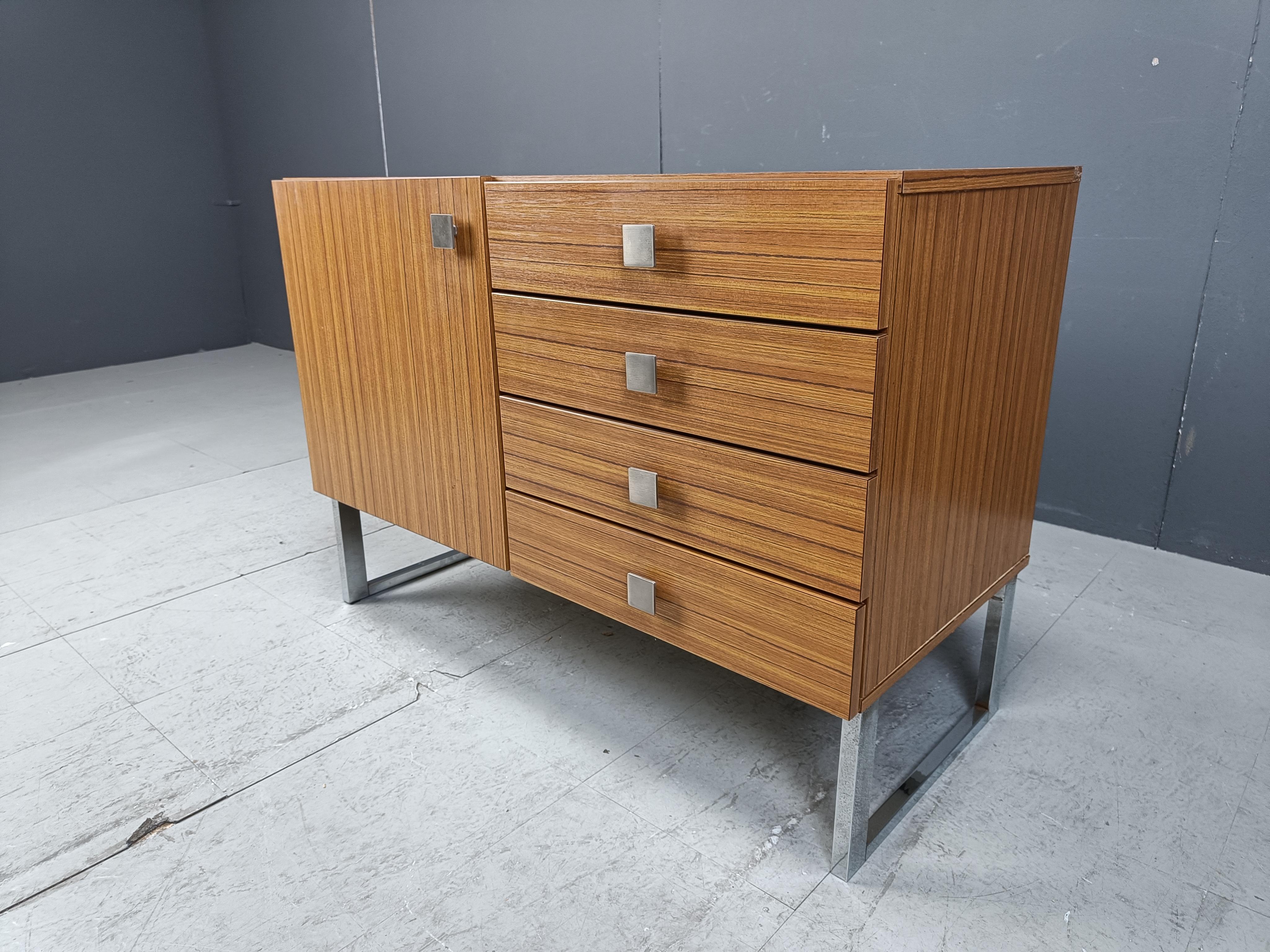 Vintage cabinet by Meurop, 1960s In Excellent Condition For Sale In Leuven, Vlaams Gewest