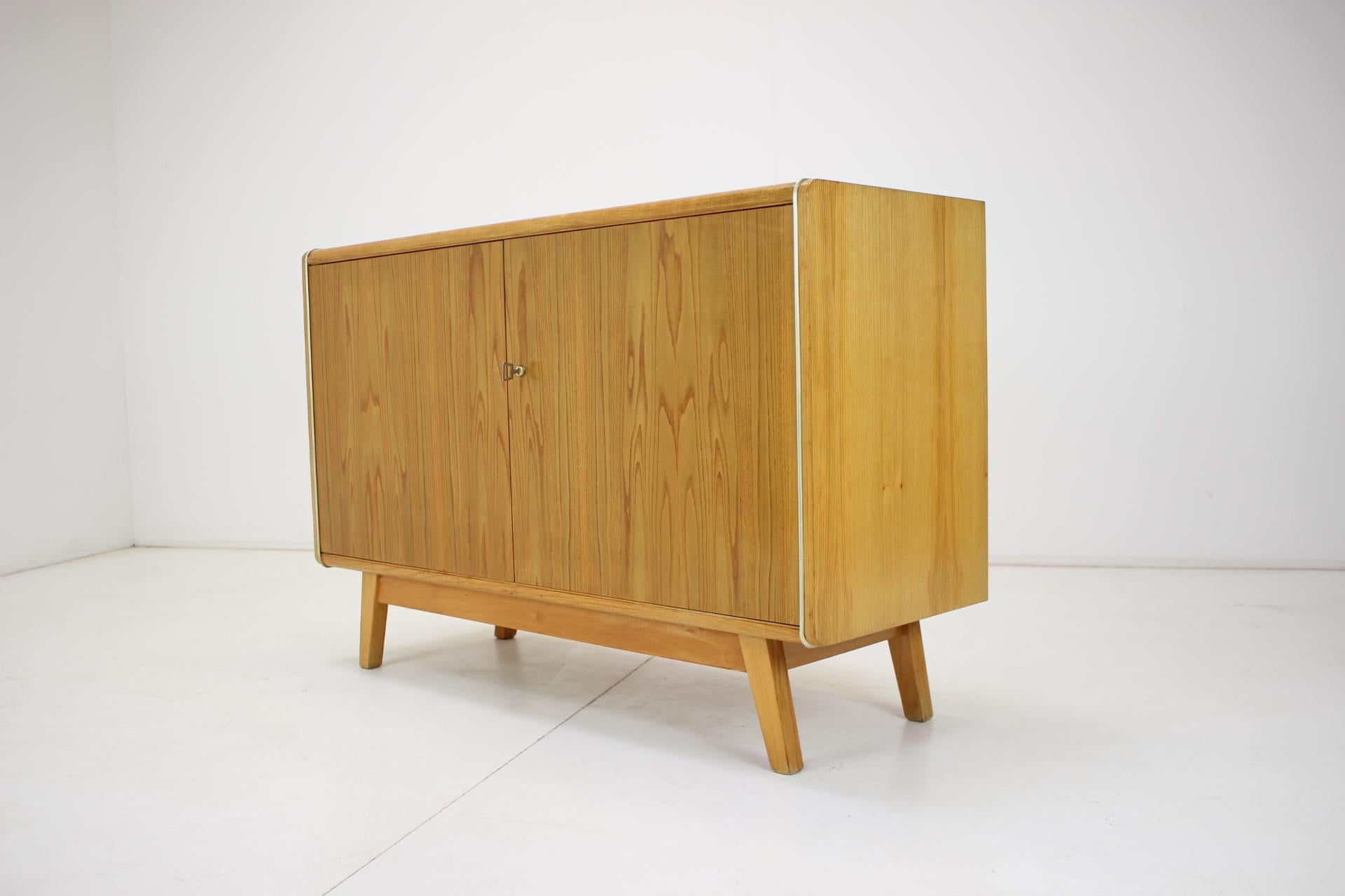Verre Combinaison de meuble de rangement vintage en placage et verre par Jitona, années 1960 en vente
